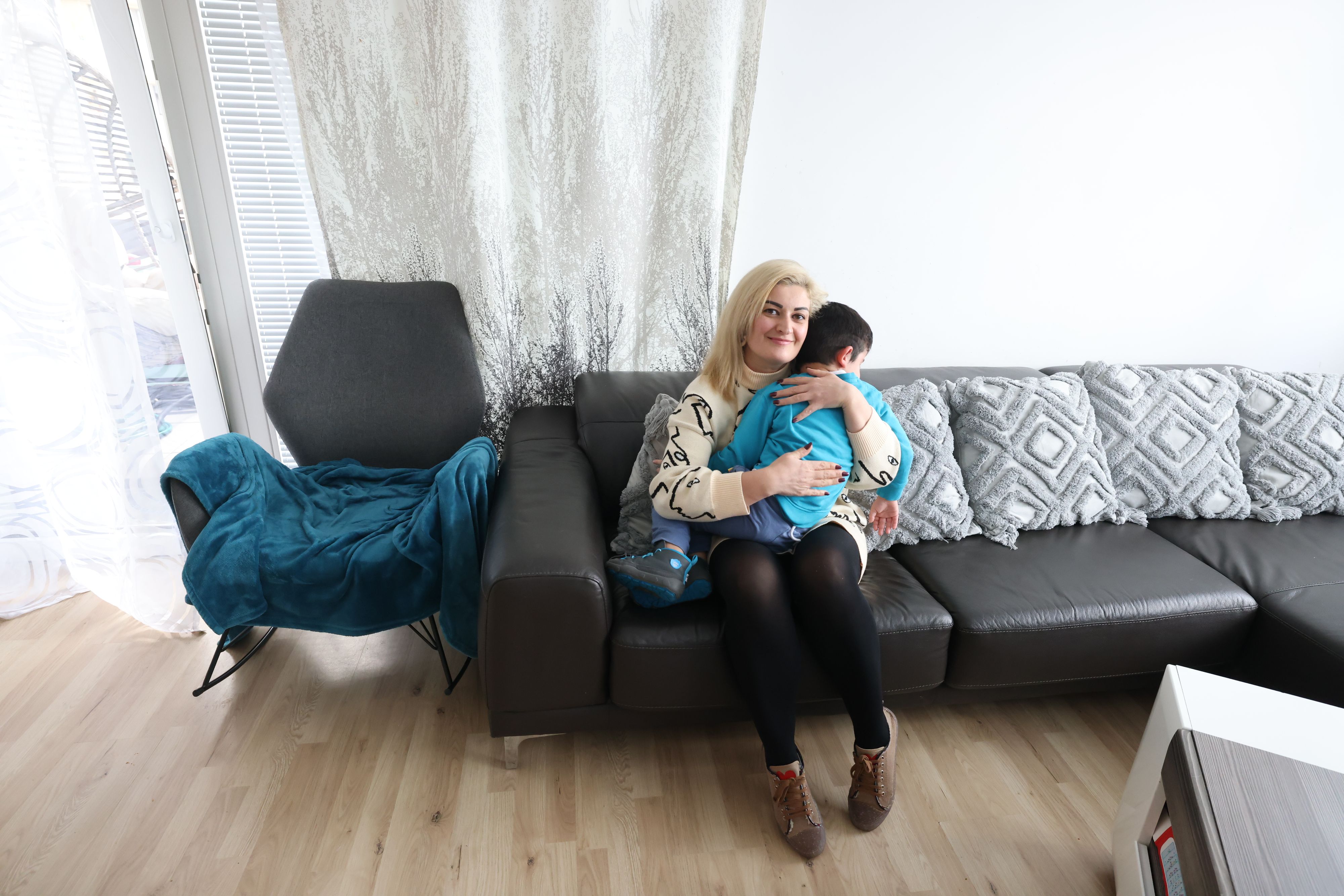 Marianne H. musste ihren Job in der Pflege kündigen, da die Betreuungszeit für Sohn Alex (4) auf zwei Stunden verkürzt wurde.&nbsp;