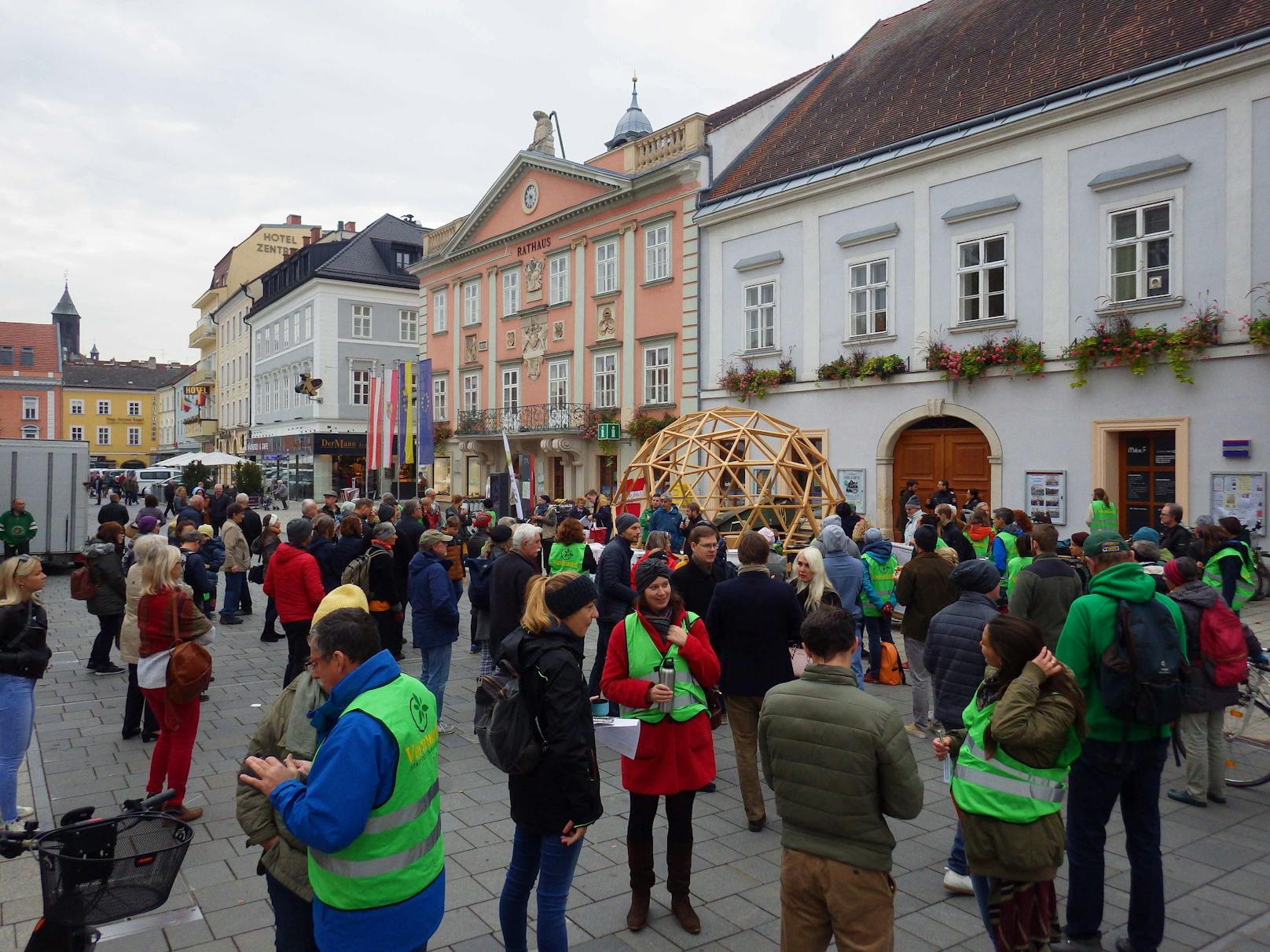 Zahlreiche Demonstranten versammelten sich in Wiener Neustadt, um gegen die Ostumfahrung zu protestieren.