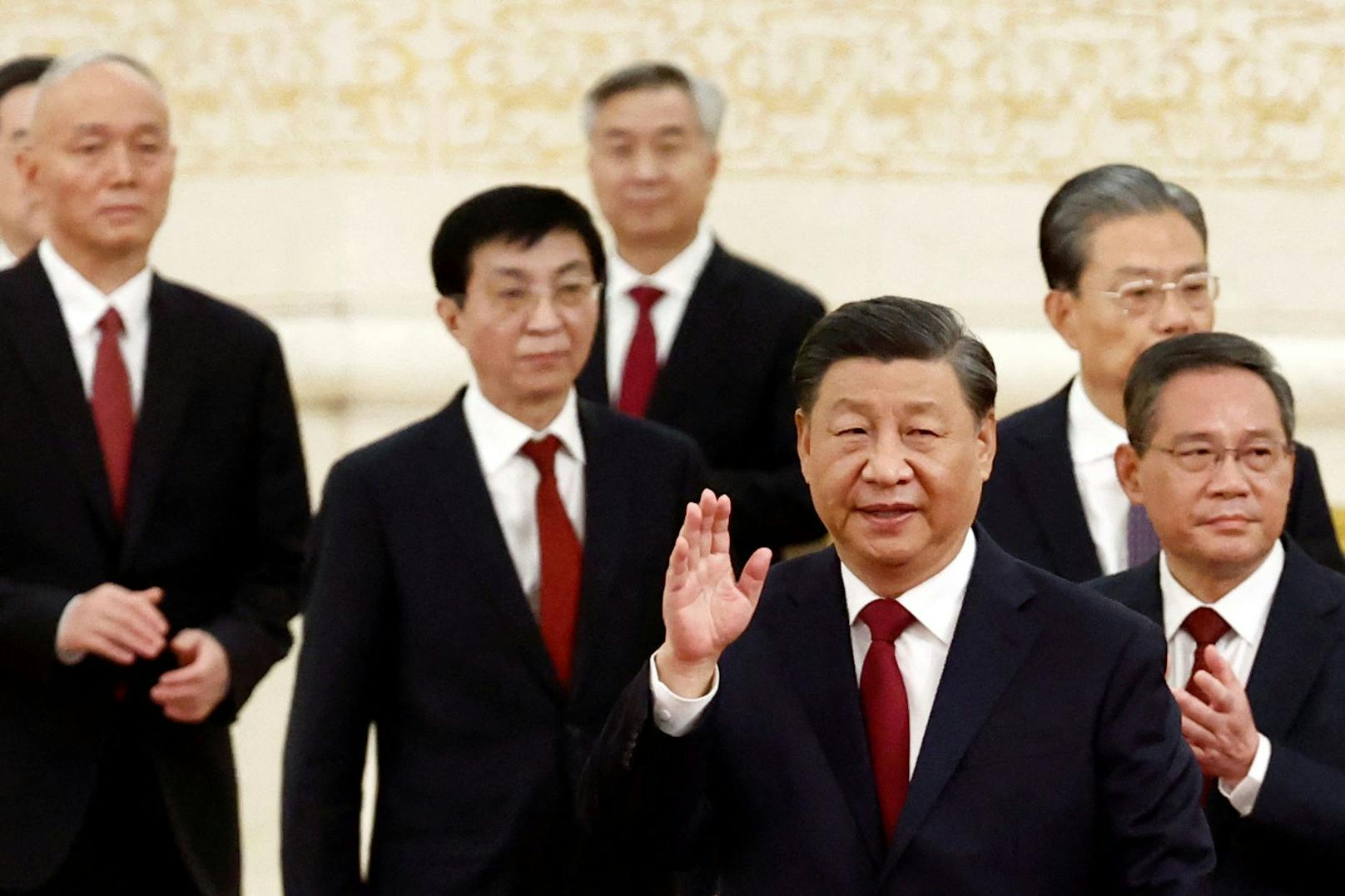 Neue Zentralkomitee der Kommunistischen Partei Xi Jinping, Li Qiang, Zhao Leji, Wang Huning, Cai Qi, Ding Xuexiang und Li Xi.