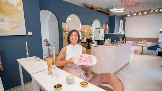 Bettina Eder (35) in ihrem Boutique Café Annabelle in der Herrengasse mit veganen Punschkrapfen