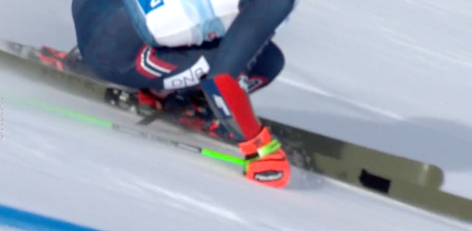 Abgeklebte Logos am Hirscher-Ski