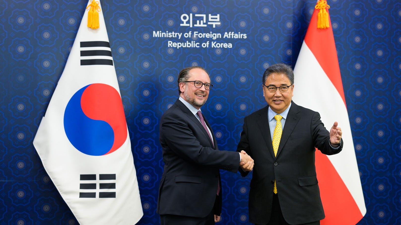 Außenminister Alexander Schallenberg mit seinem südkoreanischen Amtskollegen Park Jin in Seoul.