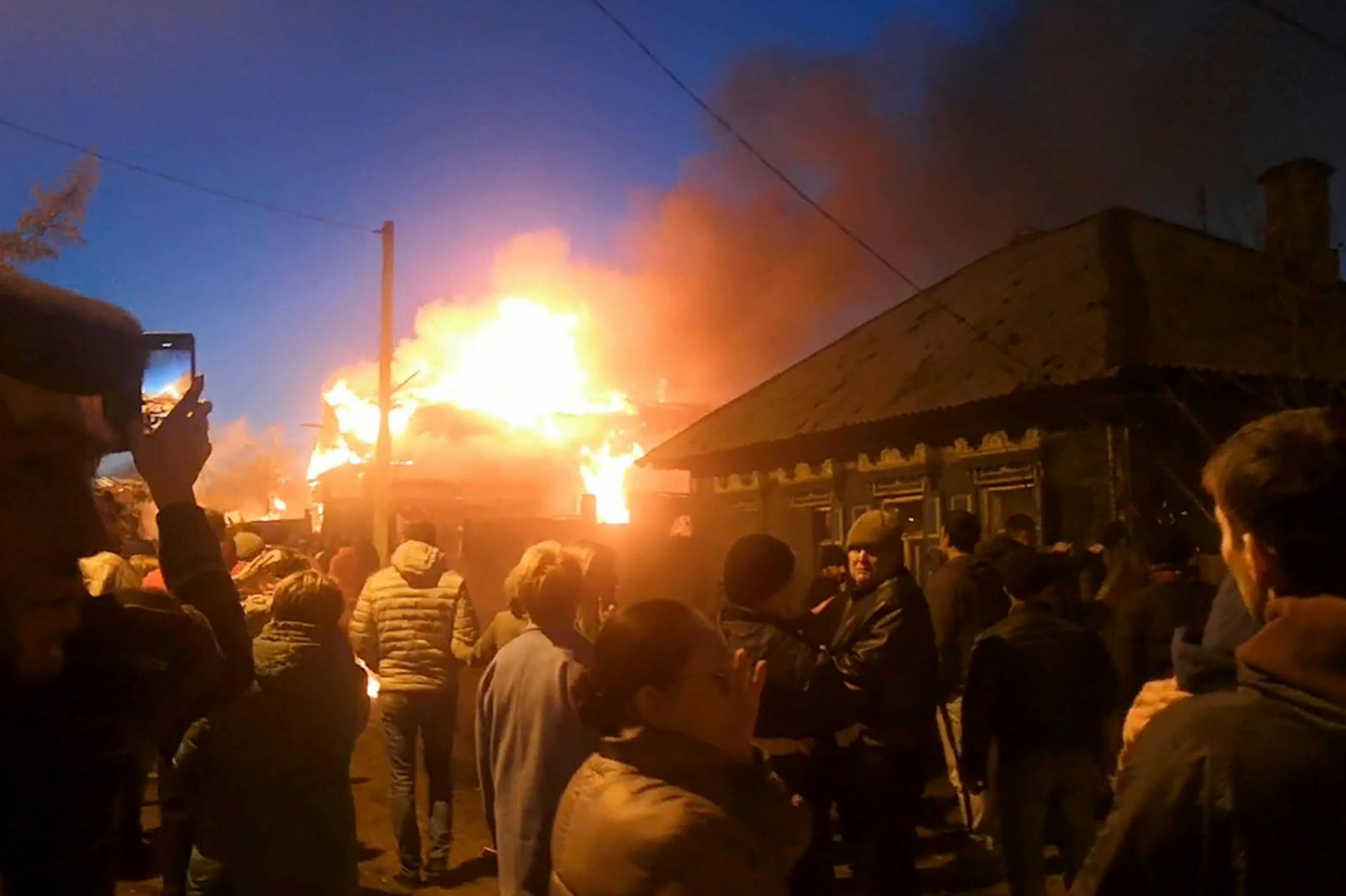 Der Absturz eines Su-30-Kampfjets auf ein Wohnhaus in Irkutsk löste einen riesigen Feuerball aus.