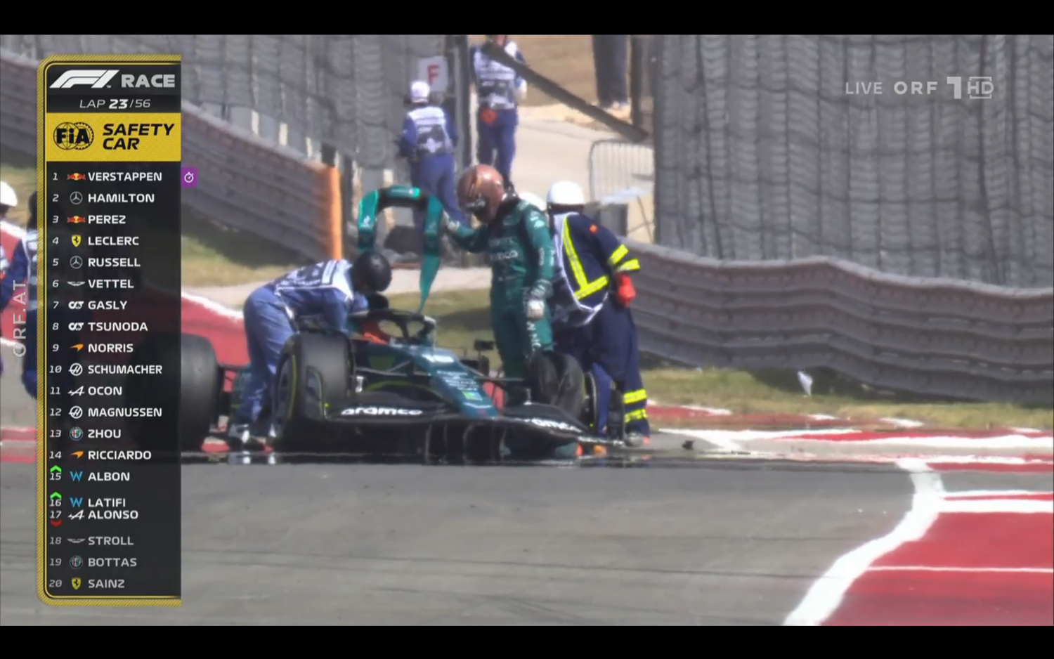 Stroll klettert aus seinem ramponierten Aston Martin.