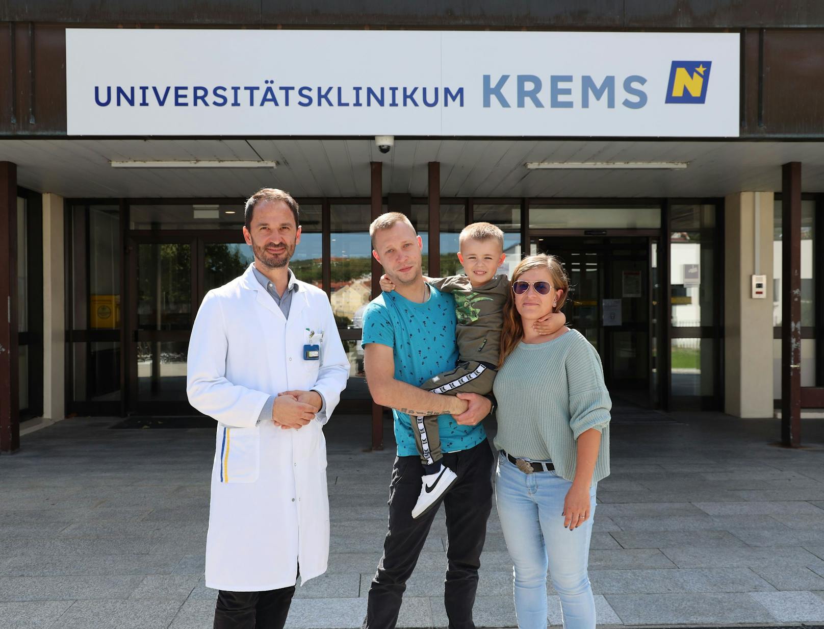 Die junge Familie mit dem operationsführenden Arzt Prim Assoc. Prof. Priv.-Doz. Dr. Dietmar Dammerer.