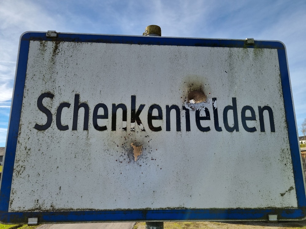 Zuerst wurde das Schild von Schüssen durchsiebt, jetzt ist es futsch.
