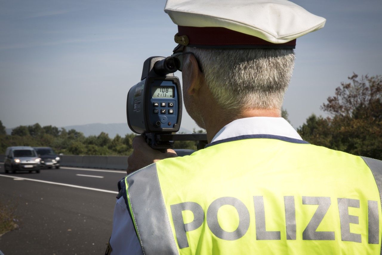 Ein Polizeibeamter nimmt eine Radar-Messung vor. Symbolbild.