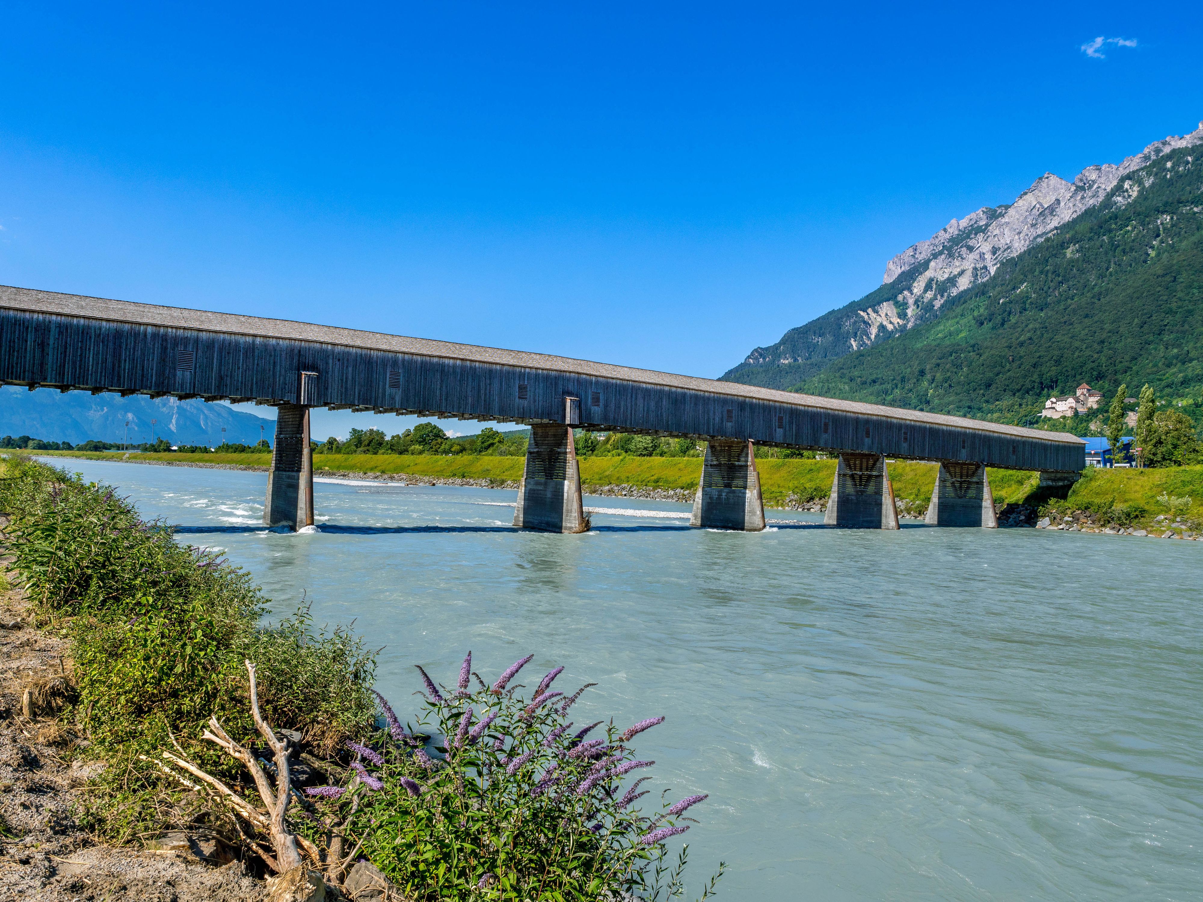 Download von www.picturedesk.com am 23.10.2022 (19:47).  Alte Rheinbrücke von der Schweiz nach Liechtenstein, Vaduz, Fürstentum Liechtenstein, Europa - 20160820_PD1798 - Rechteinfo: Rights Managed (RM)