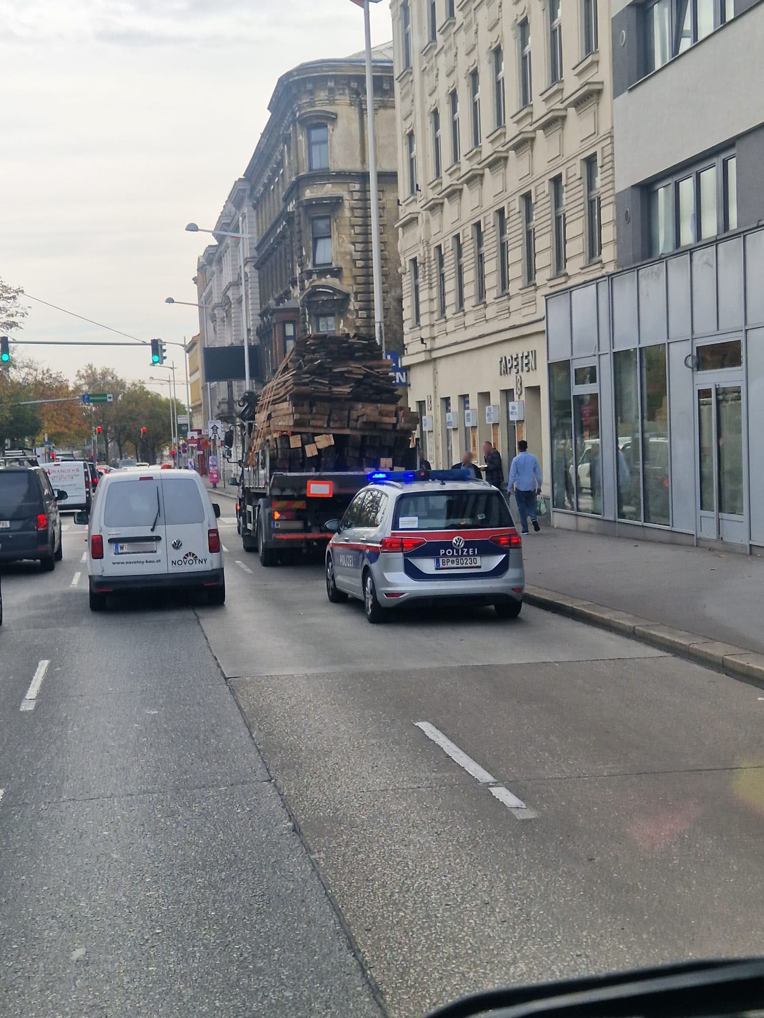 Dieser Holztransport war spätestens am Wiener Gürtel zu Ende.