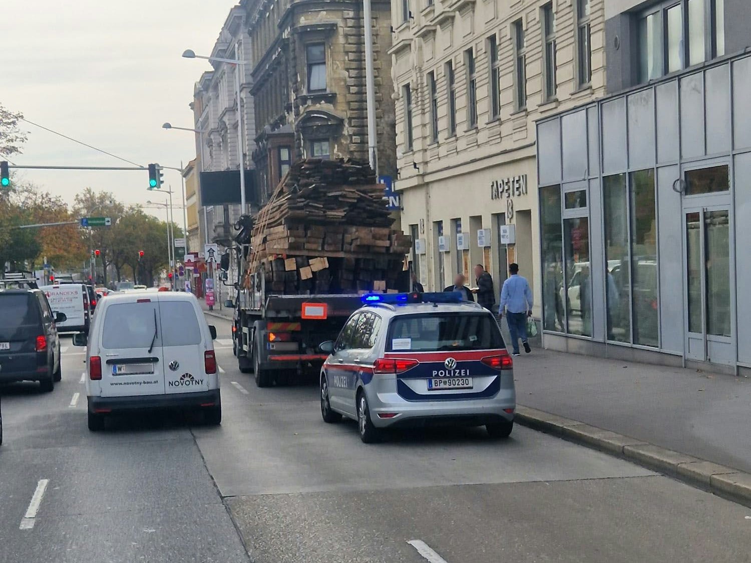 Dieser Holztransport war spätestens am Wiener Gürtel zu Ende.