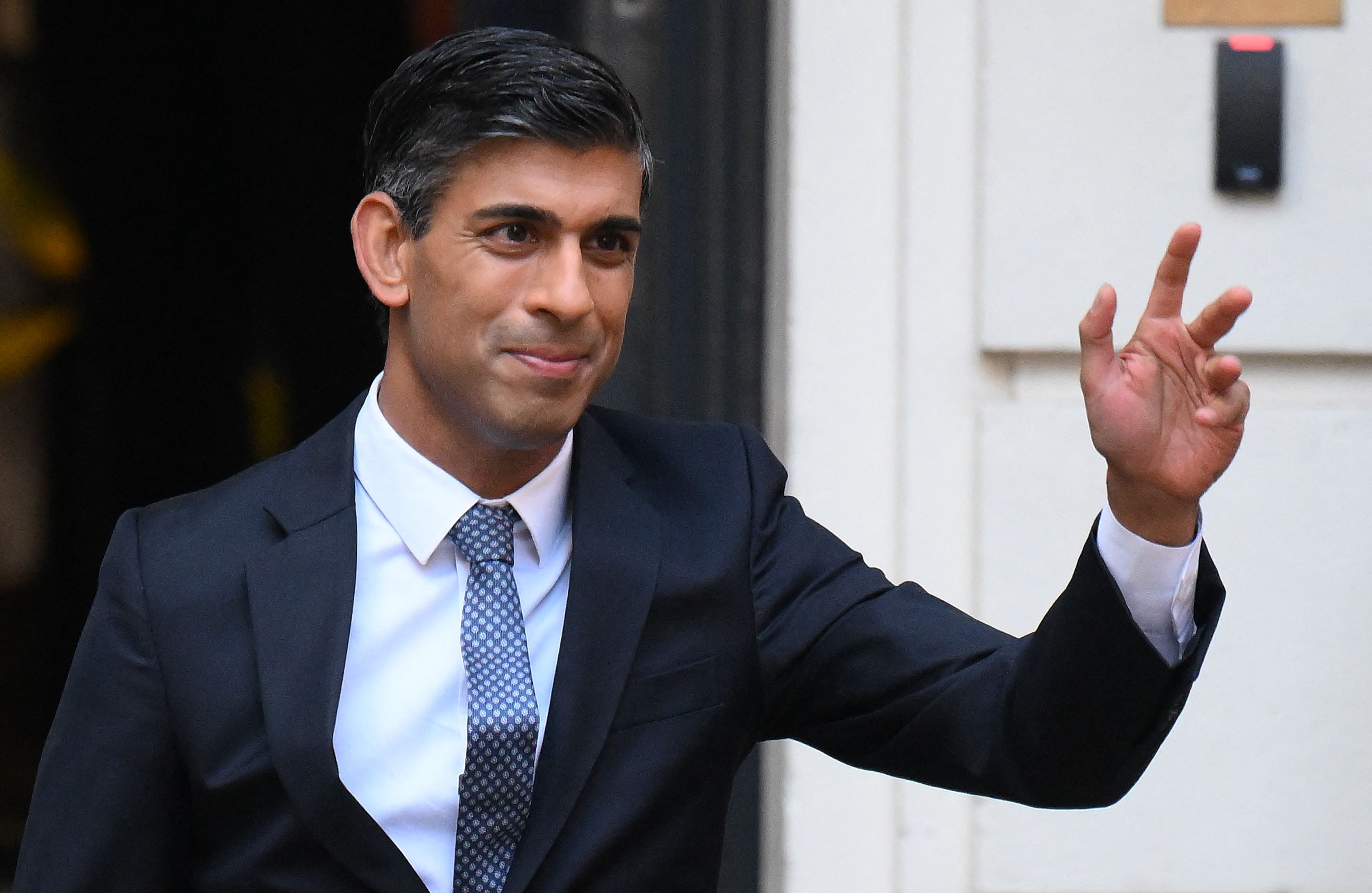 <strong>Rishi Sunak</strong> präsentiert sich gerne als Aufsteiger einer Einwandererfamilie, wuchs aber privilegiert auf.