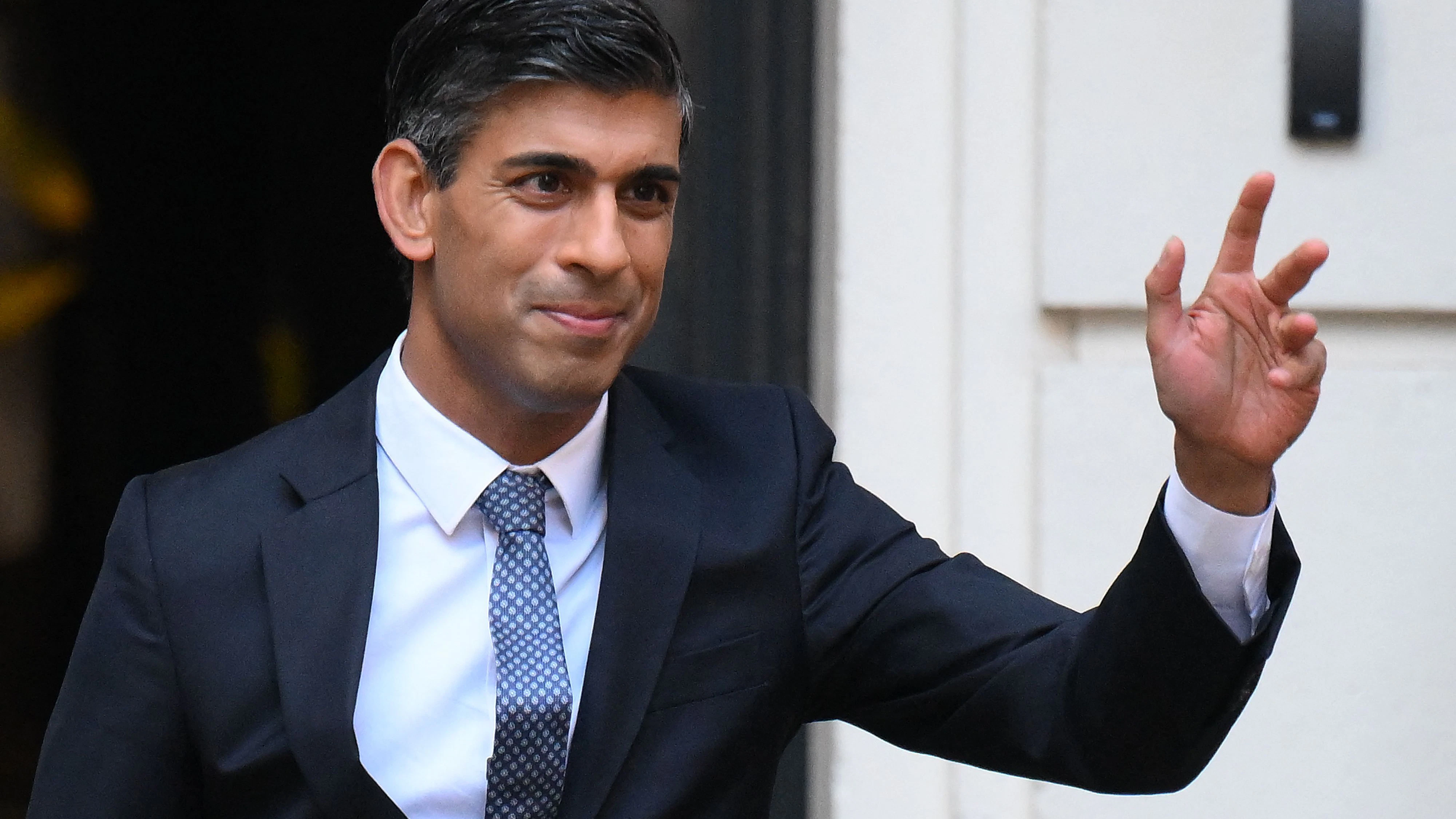 Download von www.picturedesk.com am 24.10.2022 (19:43).  New Conservative Party leader and incoming prime minister Rishi Sunak waves as he leaves from Conservative Party Headquarters in central London having been announced as the winner of the Conservative Party leadership contest, on October 24, 2022. - Britain's next prime minister, former finance chief Rishi Sunak, inherits a UK economy that was headed for recession even before the recent turmoil triggered by Liz Truss. (Photo by Daniel LEAL / AFP) - 20221024_PD5039 - Rechteinfo: Rights Managed (RM) Nur für redaktionelle Nutzung! Werbliche Nutzung erfordert Freigabe: bitte schicken Sie uns eine Anfrage.