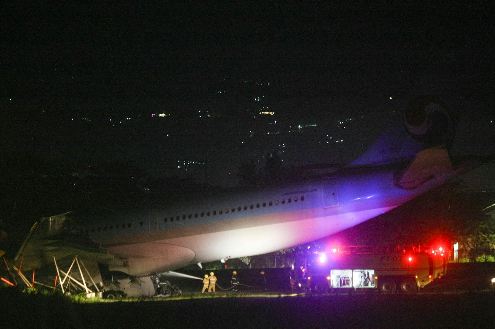 Eine Passagiermaschine der Korean Air ist auf einem philippinischen<a href="https://www.20min.ch/story/mann-sammelt-fast-30000-franken-fuer-seine-angeschossene-schwester-25-613801825574">&nbsp;</a>Flughafen bei Regenwetter über die Landebahn hinausgeschossen.