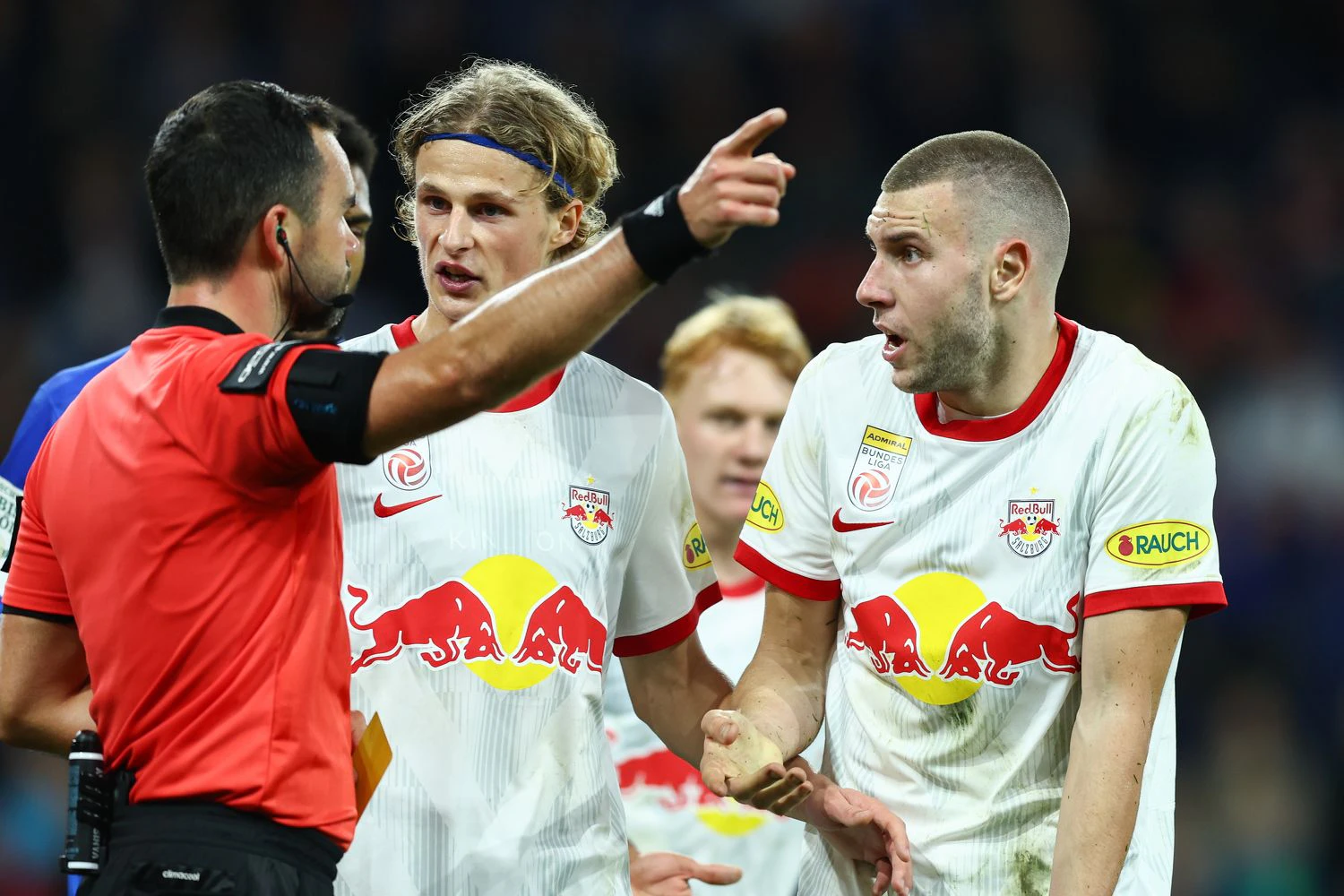 Strahinja Pavlovic (r.) könnte nach Italien wechseln.