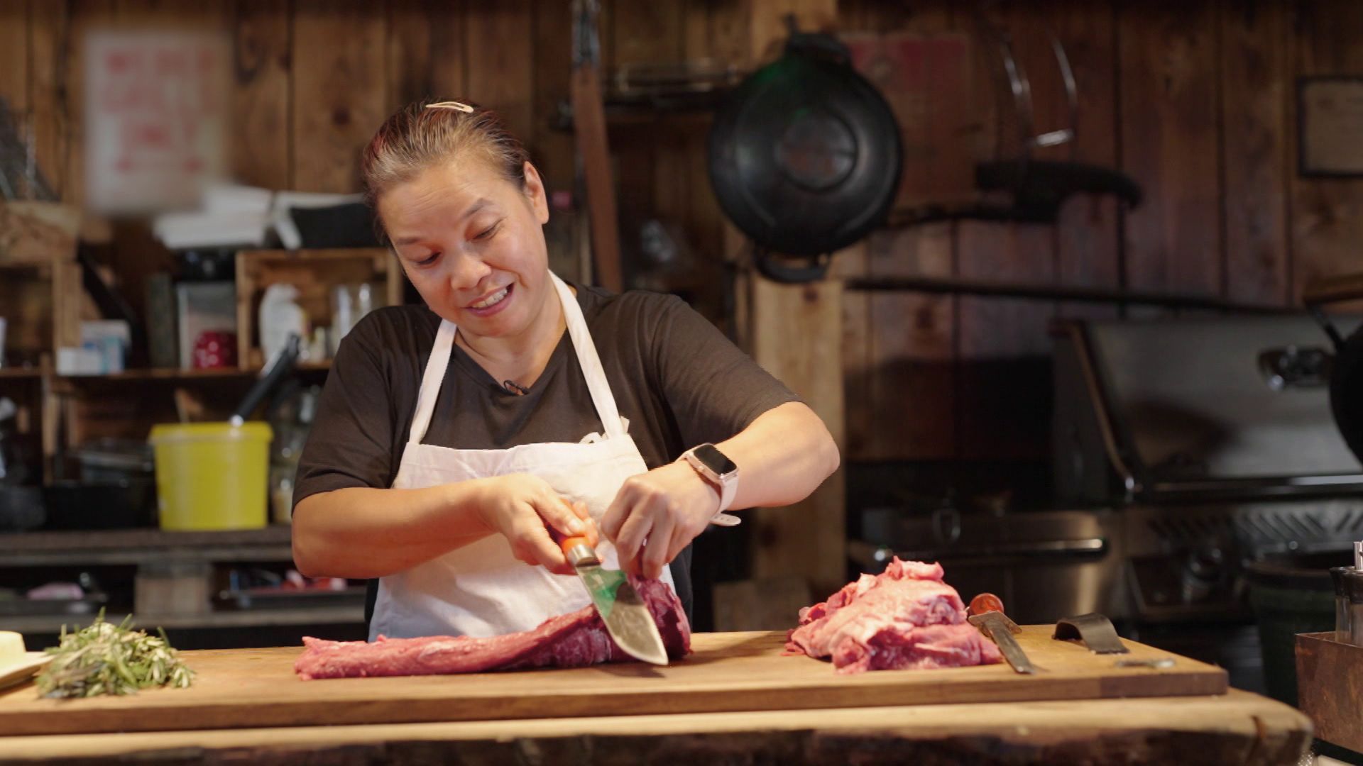 Meo Maurer grillt im Haubenrestaurant.