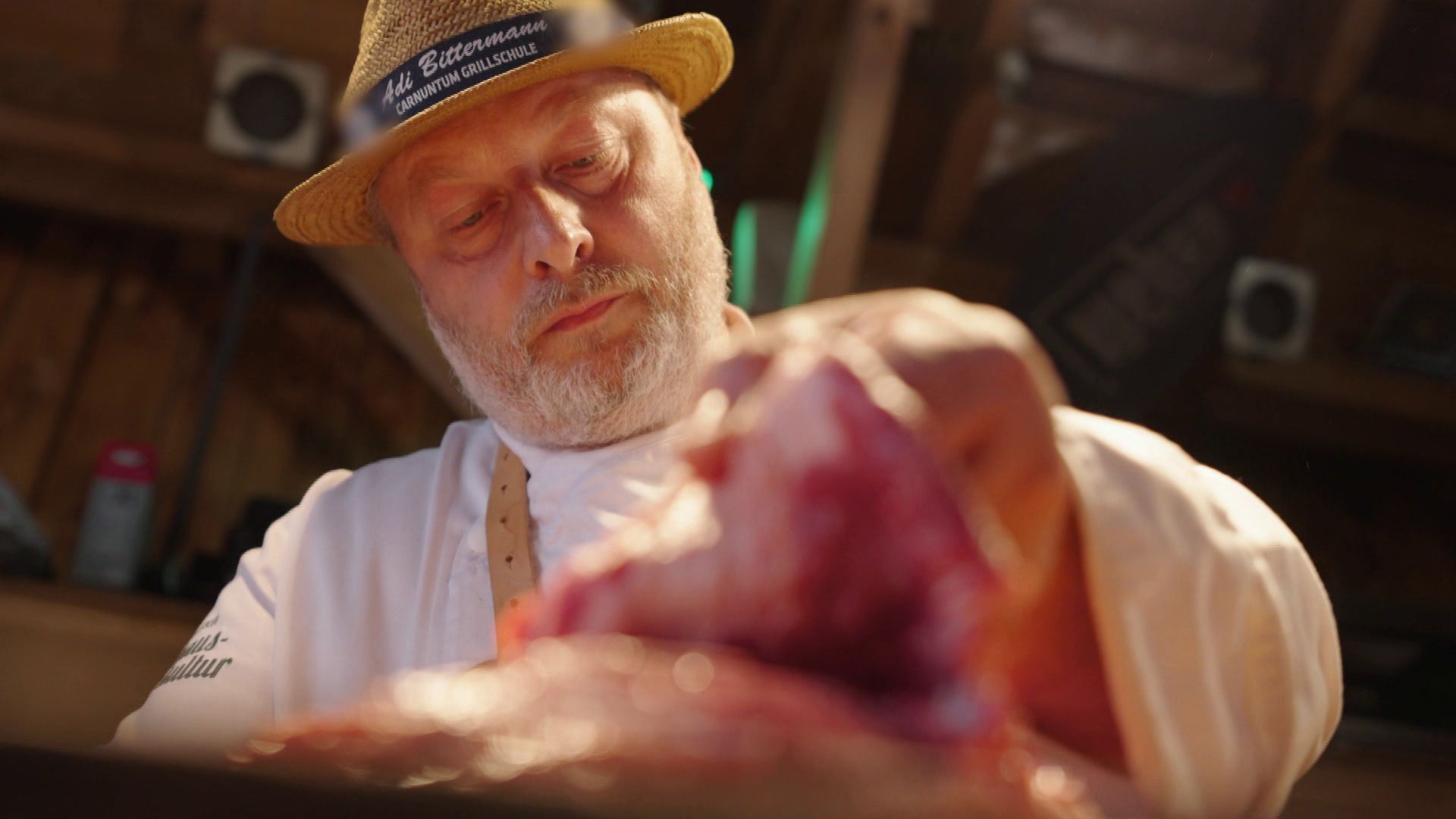 Am Bahnhof Tullnerfeld schmeißt Adi Bittermann die "Bangkok Station".