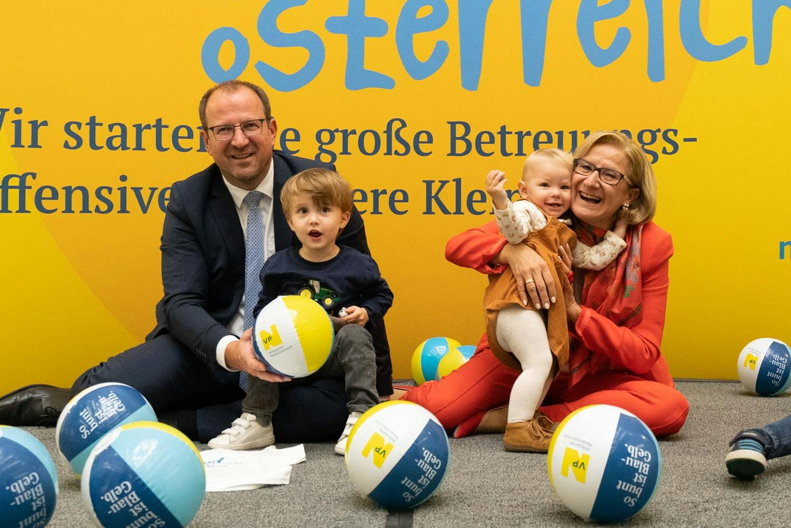 Bernhard Ebner und Johanna Mikl-Leitner mit Kindern