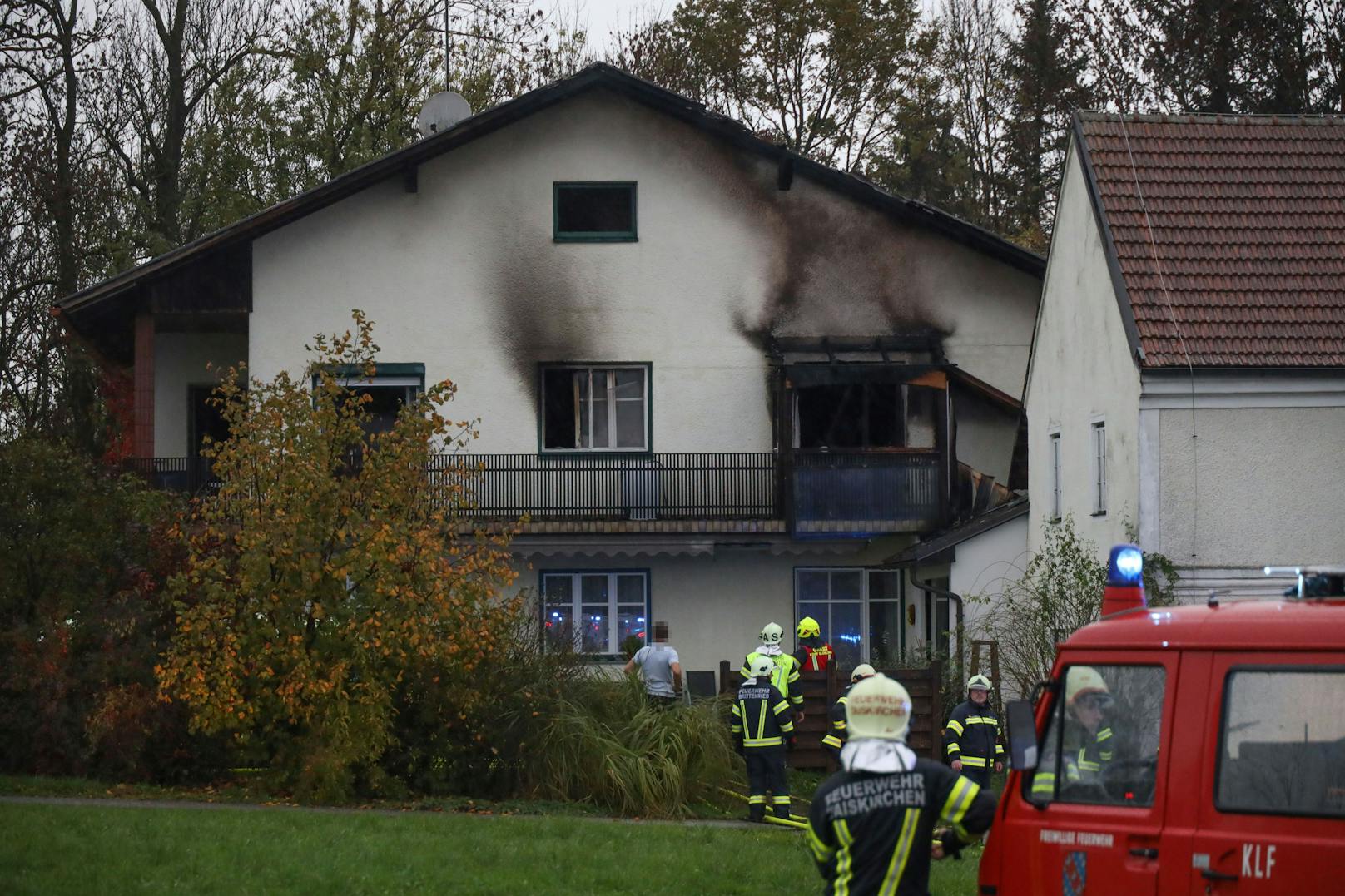 Stockwerk ausgebrannt – Verletzter nach Feuer in Wohnhaus