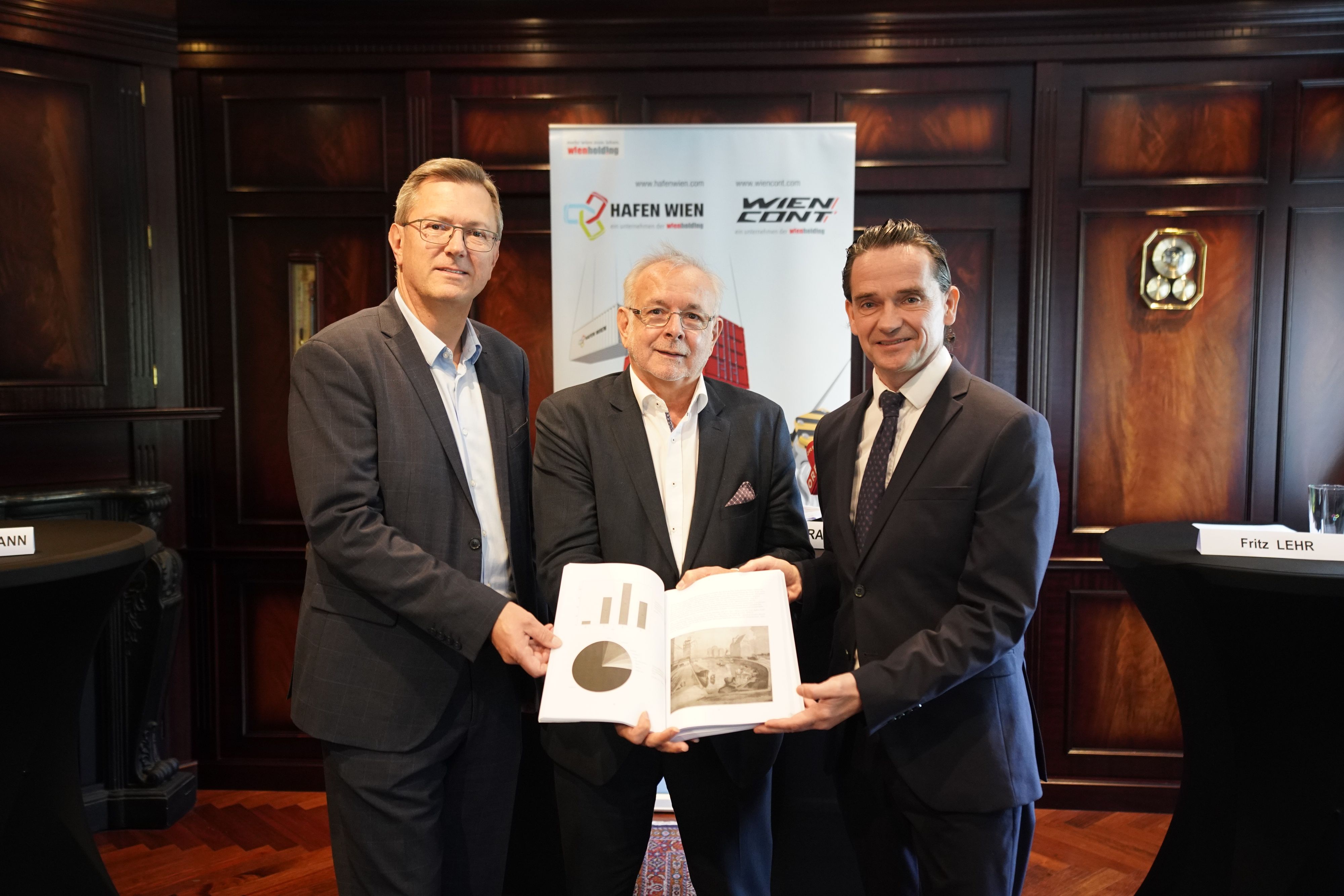 v.l.: Hafen Wien-Chef Fritz Lehr, Projektleiter Oliver Rathkolb und Kurt Gollowitzer (Geschäftsführer der Wien Holding) präsentierten die Ergebnisse des Historikerberichtes.