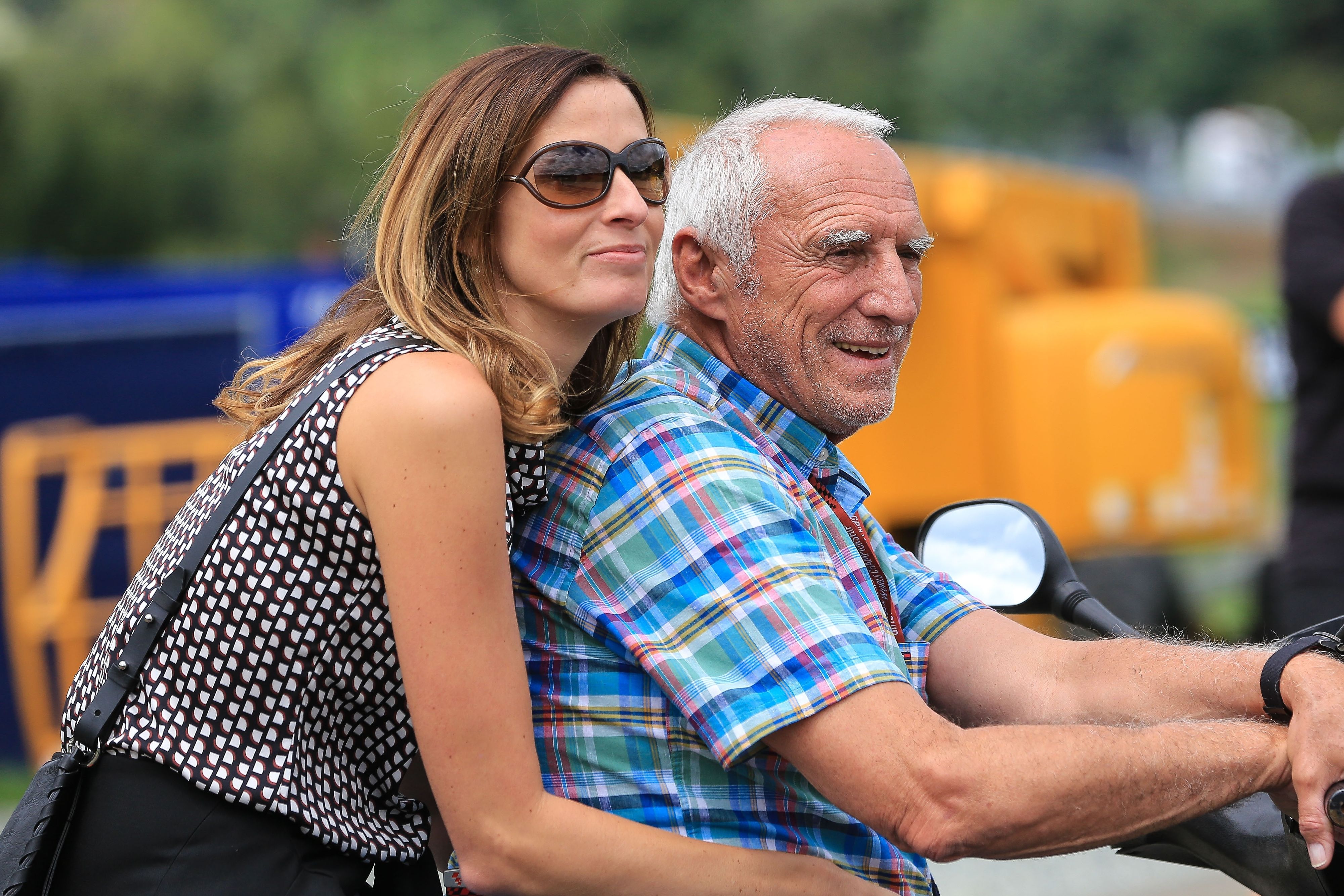 Download von www.picturedesk.com am 24.10.2022 (09:51).  Spielberg, Oesterreich, 13.8.2017, Sport, Motorsport,Warm up, NeroGiardini Motorrad Grand Prix von Oesterreich . Bild zeigt Dietrich Mateschitz und seine Freudin Marion Feichtner. 13/08/17, Spielberg, Austria, Sport, motor sport, Warm up,NeroGiardini Motorrad Grand Prix von Oesterreich . Image shows Dietrich Mateschitz and his Girlfriend Marion Feichtner. 170813_SEPA_27_022.jpg - 20170813_PD15457 - Rechteinfo: Rights Managed (RM)