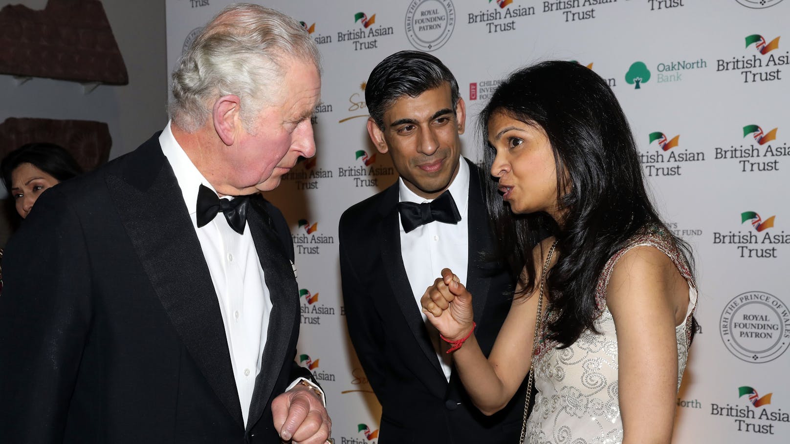 König Charles mit Rishi Sunak und Ehefrau Akshata Murthy beim British Asian Trust, 2022.