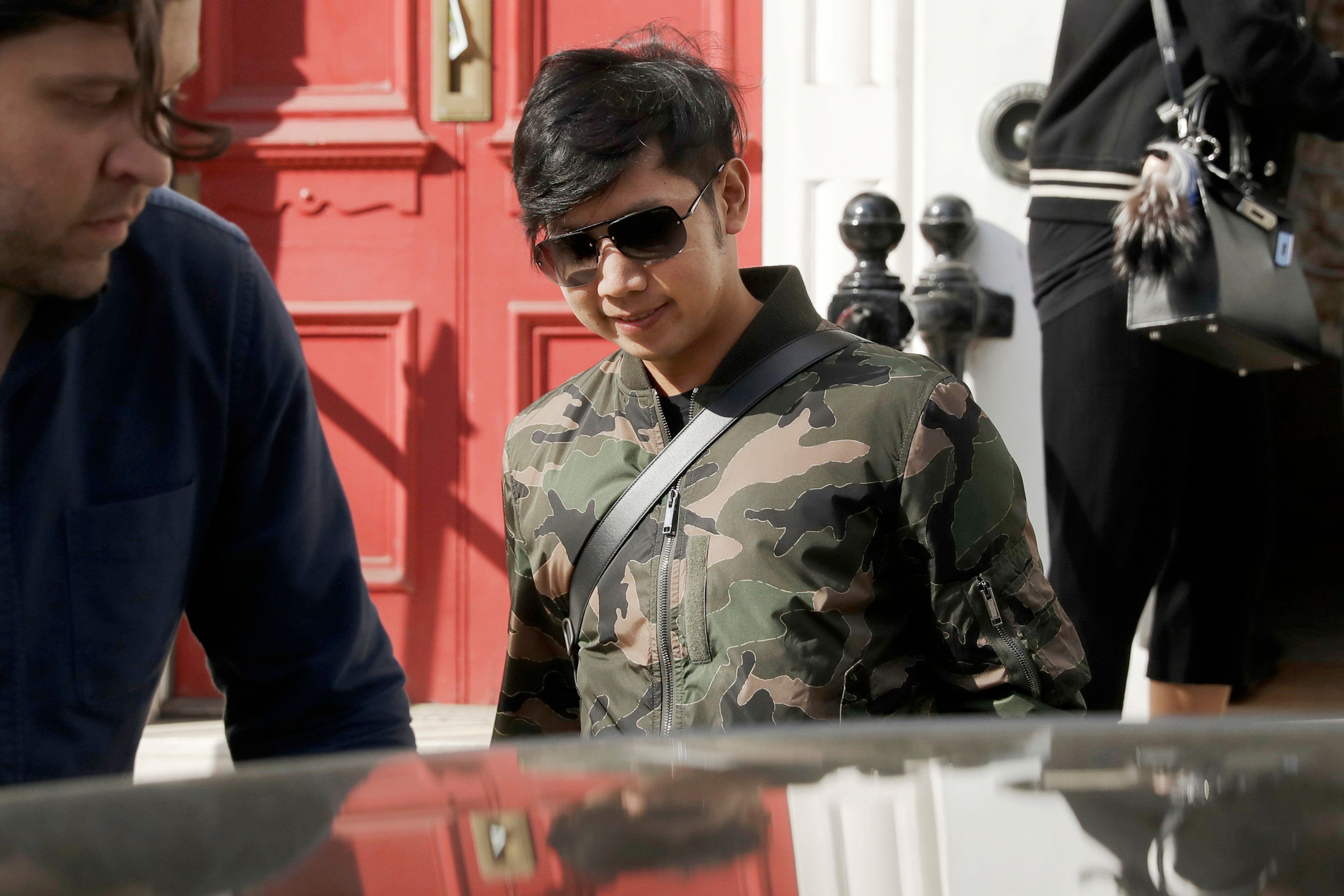 Download von www.picturedesk.com am 24.10.2022 (08:32).  FILE - In this April 5, 2017, file photo, Vorayuth "Boss" Yoovidhya, whose grandfather co-founded the energy drink company Red Bull, walks to his car as he leaves a house in London. Thai judicial authorities said Wednesday that police will seek the arrest of Vorayuth on three charges, one more than had been announced a day earlier. (AP Photo/Matt Dunham, File) - 20170405_PD14890 - Rechteinfo: Rights Managed (RM)
