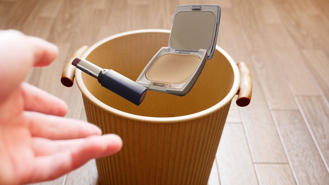 Throw cosmetic foundation and lipstick into the trash