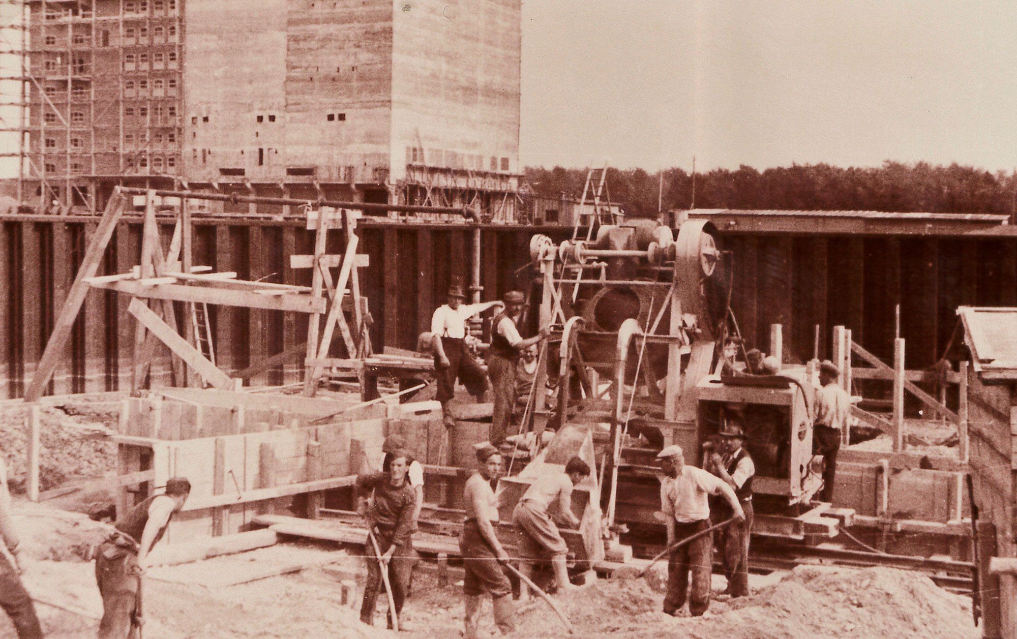 Arbeiter betonierten eine Ankerplatte für die Spundwandverankerung.