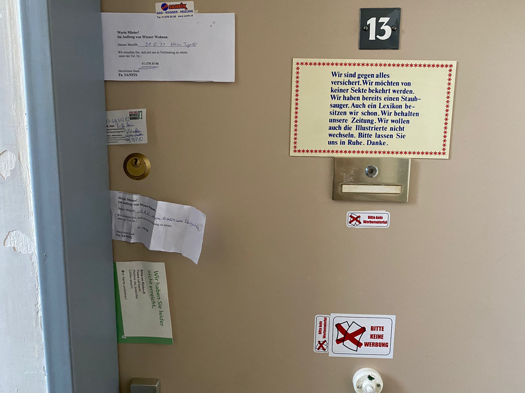 Hinter dieser Tür in einem Favoritner Gemeindebau soll sich der Wasserschaden befinden.