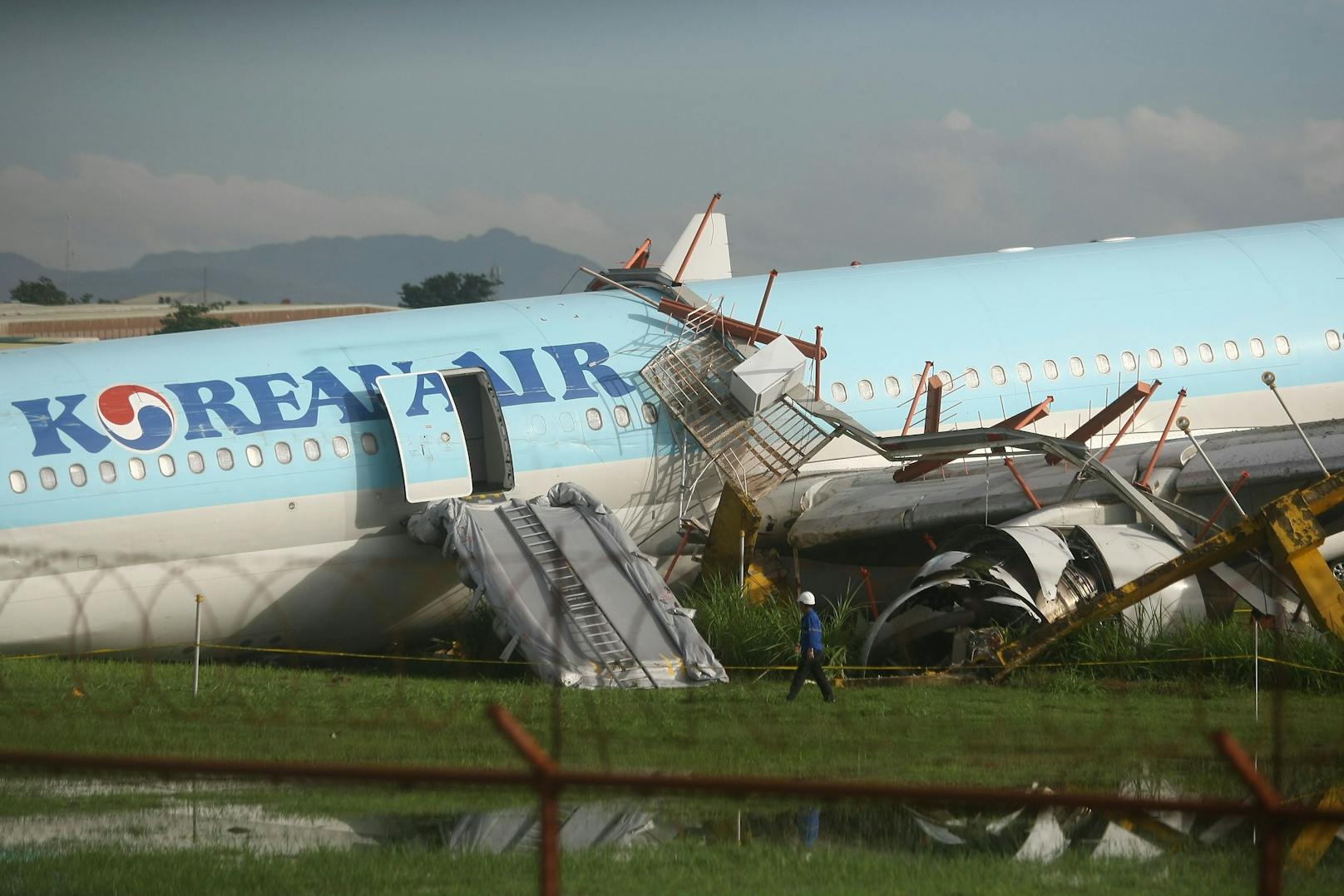 Allerdings mussten Dutzende Flüge aus der und zur Provinz Cebu gestrichen werden, auch der Flughafen blieb am Montag wegen der misslichen Lage der beschädigten Maschine geschlossen.