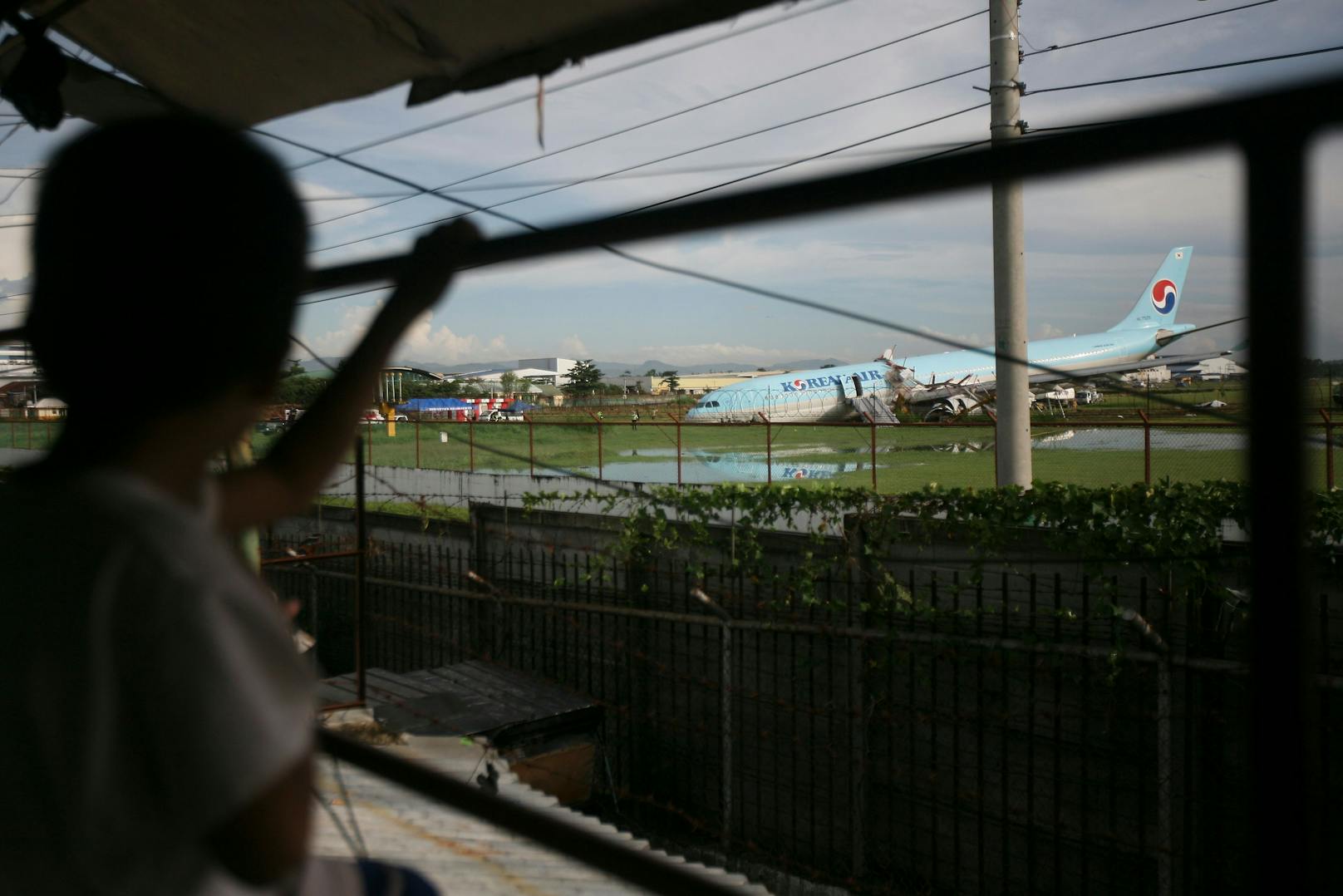 Das Flugzeug von Korean Air kam am Sonntag erst auf dem Rasen hinter der Piste zum Stehen, wo es noch am Montag lag, wie der Airport Mactan-Cebu mitteilte.