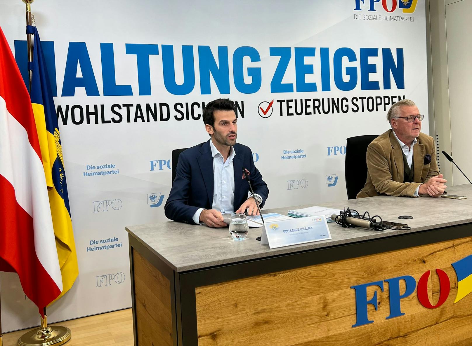 FPNÖ-Chef Udo Landbauer (l.) bei der Pressekonferenz