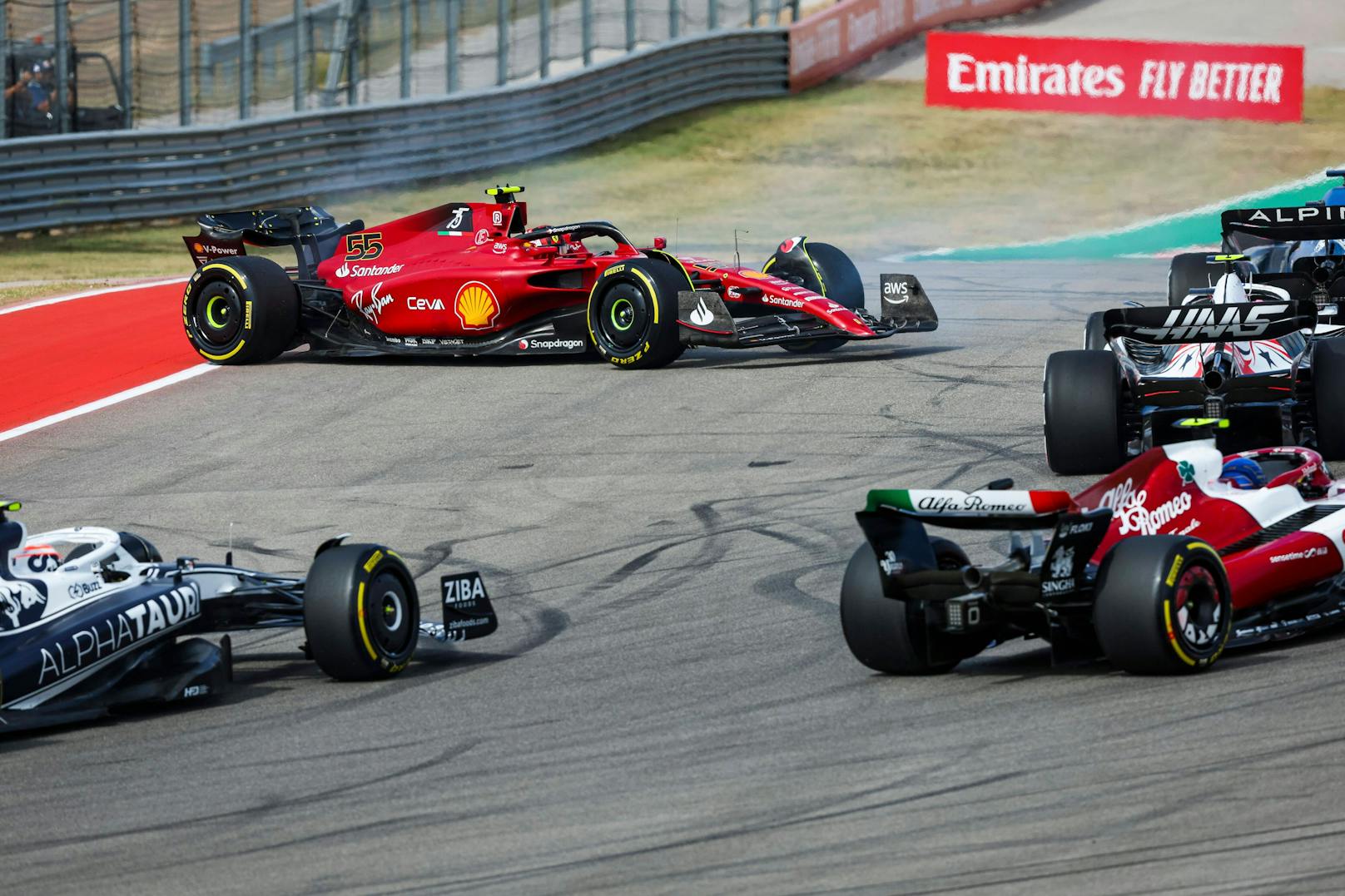 Carlos Sainz (Ferrari): Für Polesetter Sainz lief alles schief – zuerst versemmelt er den Start, dann von Russell gerammt, muss sich mit einem Platten um den Kurs schleppen, dann Aus mit Kühlerleck.