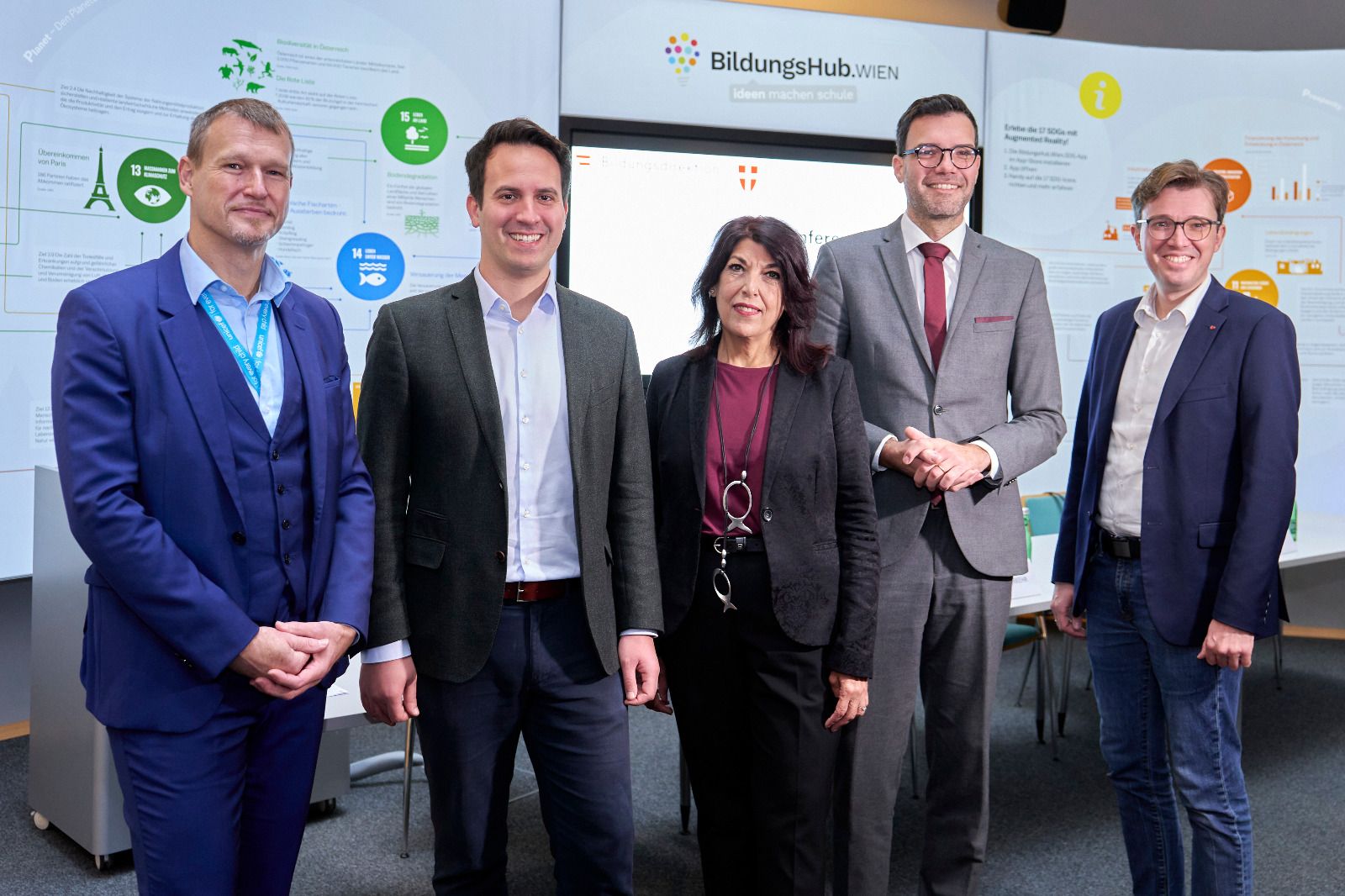 Launch der UNICEF-Kinderrechteschulen: Christoph Jünger (Geschäftsführer UNICEF Österreich), Christoph Wiederkehr (Bildungsstadtrat und Vizebürgermeister der Stadt Wien), Shams Asadi (Menschenrechtsbeauftragte der Stadt Wien), Heinrich Himmer (Bildungsdirektor Wien) und Schuldirektor Richard Pregler, der mit seiner Schule „Campus Donaufeld“ am UNICEF-Programm Kinderrechteschulen teilnimmt. (v.l.)