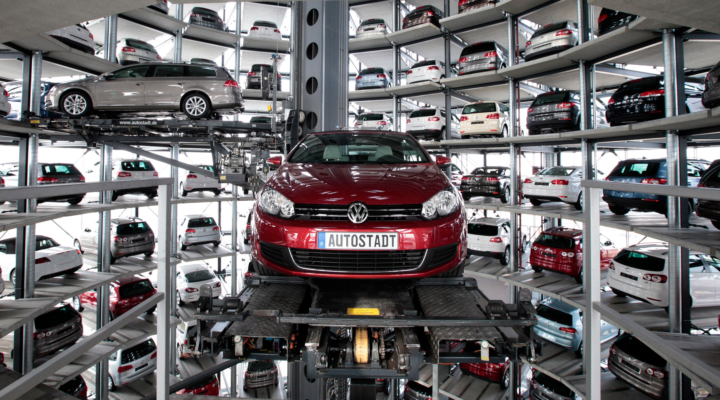 Neuwagen in einem der CarTower in der Autostadt, der Volkswagen-Zentrale in Wolfsburg