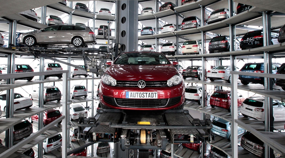 Neuwagen in einem der CarTower in der Autostadt, der Volkswagen-Zentrale in Wolfsburg