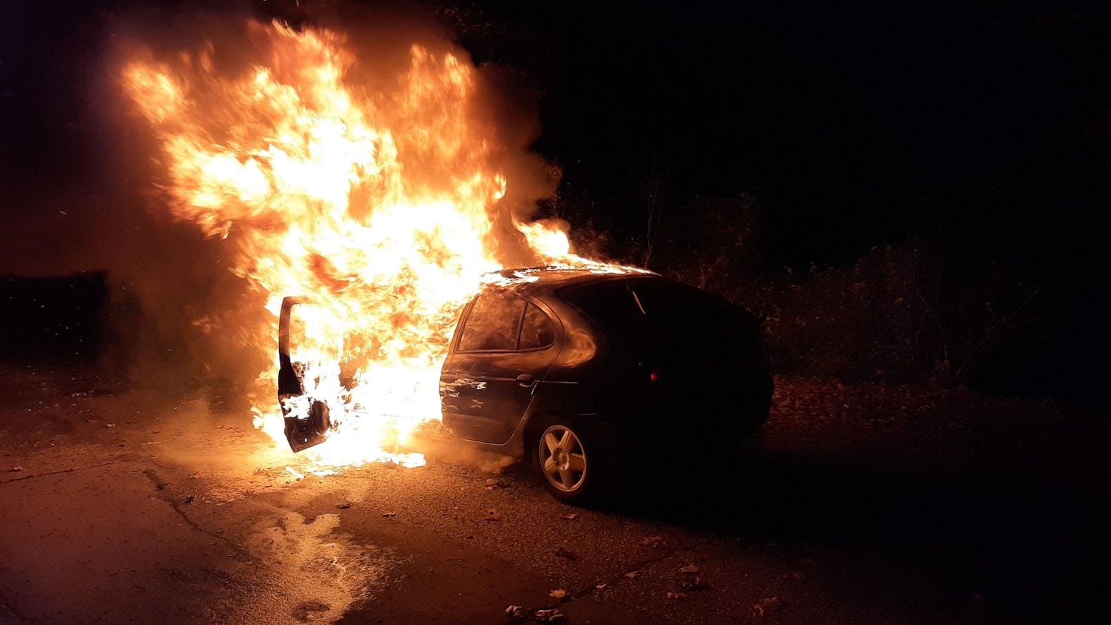 Der Wagen brannte auf dem Parkplatz vollständig aus.