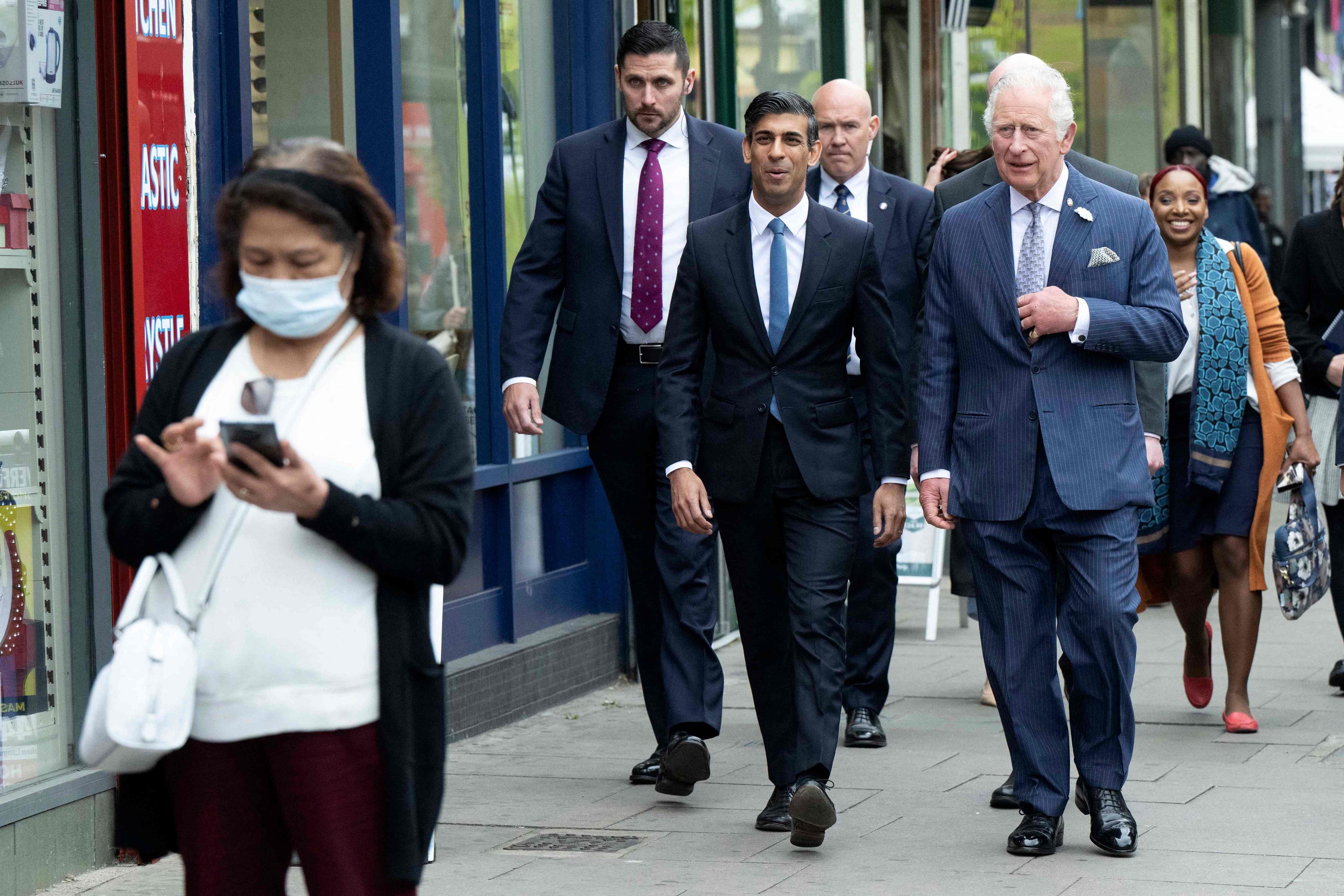 Streng bewacht: Rishi Sunak und König Charles unterwegs in London.
