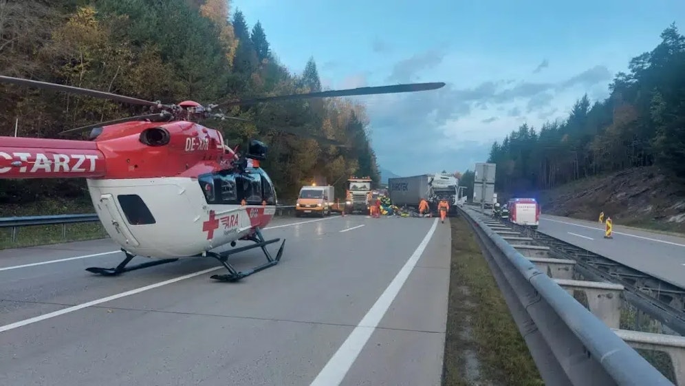 Auch ein Notarzthubschrauber ist vor Ort.