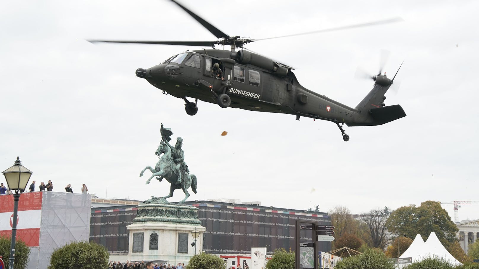 Am Montag trafen die Panzer und Hubschrauber S-70 Black Hawk, Bell OH-58 Kiowa und Alouette III am Heldenplatz ein. Hier: S-70 Black Hawk.