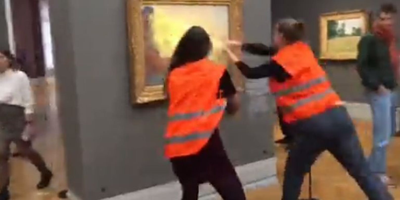 Im Museum Barberini in Potsdam kam es am Sonntag zu einem Zwischenfall. Aktivisten bewarfen ein teures Gemälde von Monet mit Püree.