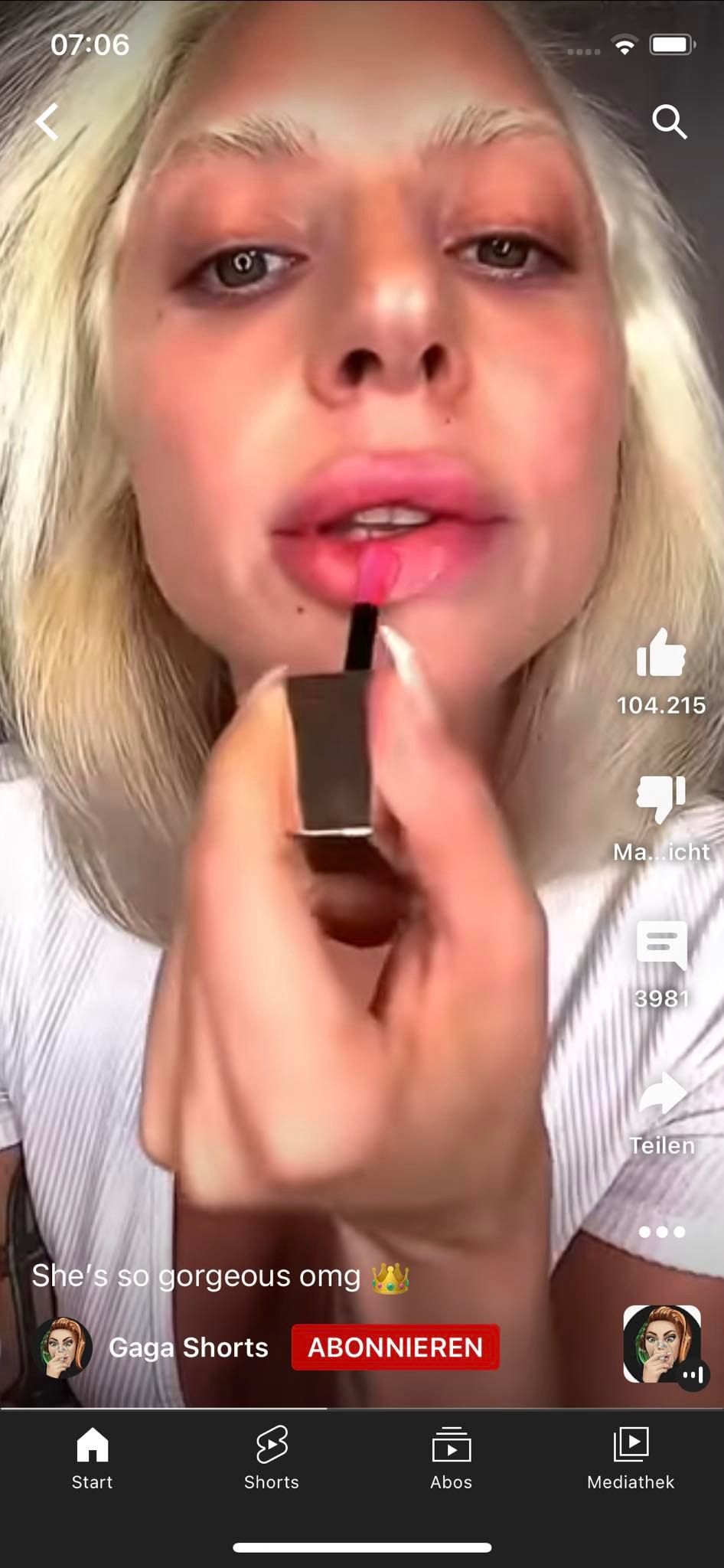 Lady Gaga zeigte sich kürzlich auf YouTube mit riesengroßem Schmollmund. Die Folge von zu viel Filler? 