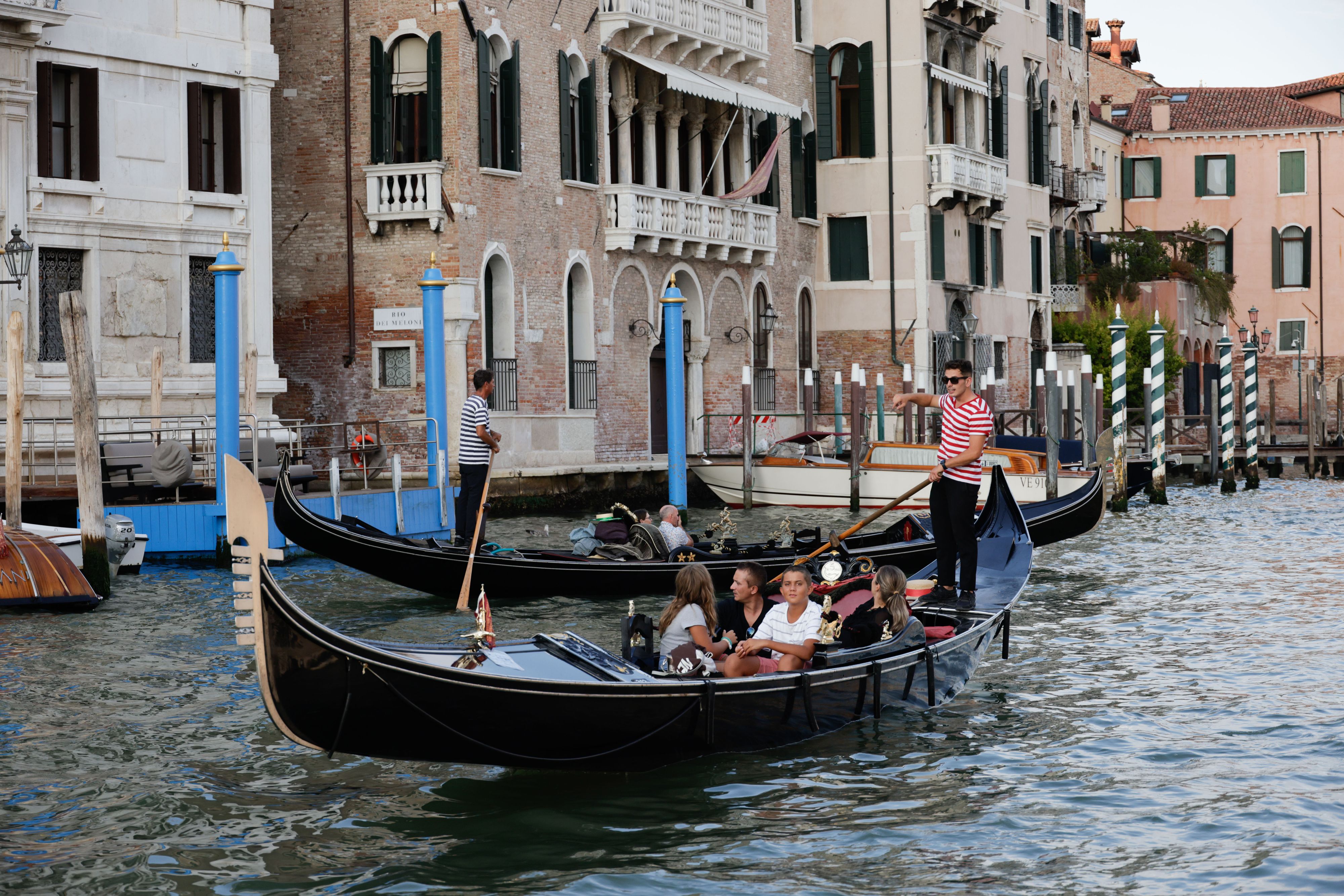 Venedig ist geprägt von den typischen Gondeln und den Gondolieri.