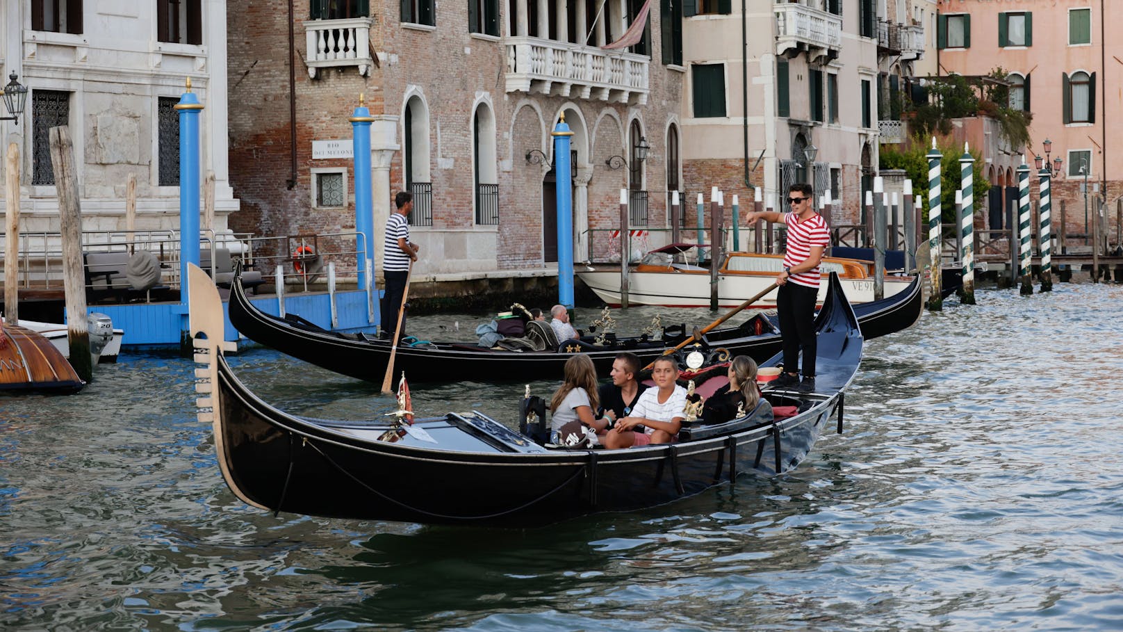 Venedig ist geprägt von den typischen Gondeln und den Gondolieri.