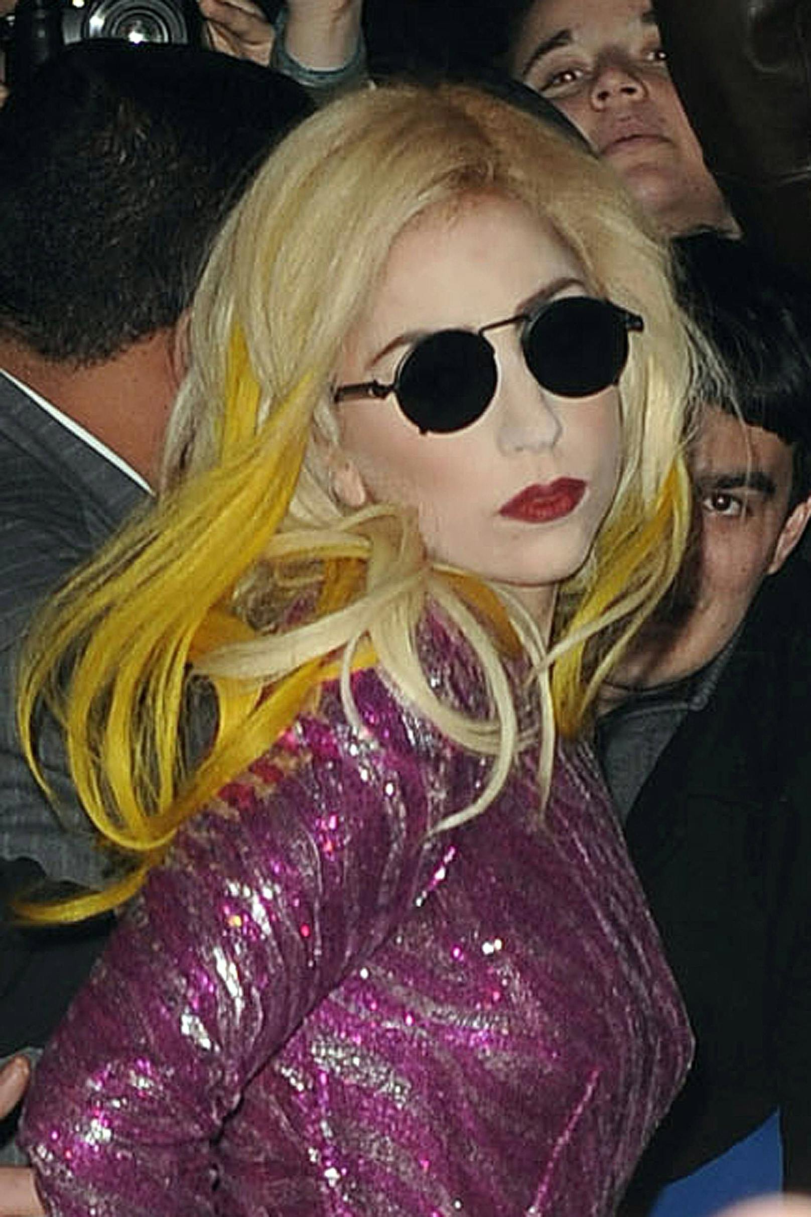 Zum Vergleich. Ein Bild von Lady Gaga bei einem Auftritt 2010. Damals mit weniger Lippen-Volumen.&nbsp;