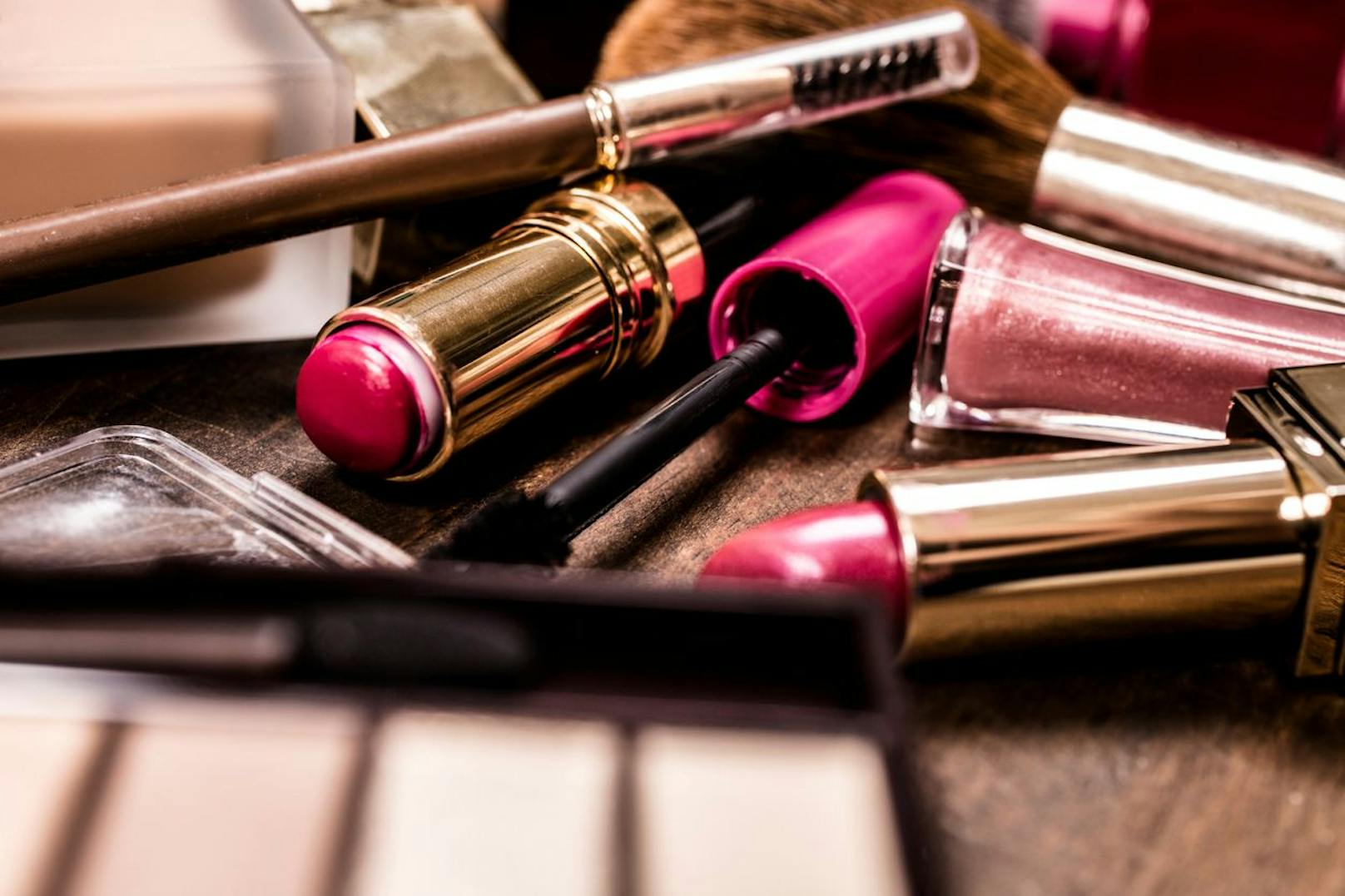 Lippenstift und weiteres wachsartiges Make-Up kannst du mit einem Zahnstocher herauskratzen und in einem Behälter erwärmen. Nach dem Schmelzen lässt du alles abkühlen und hast daraufhin noch ein wenig von deinem Make-Up übrig.