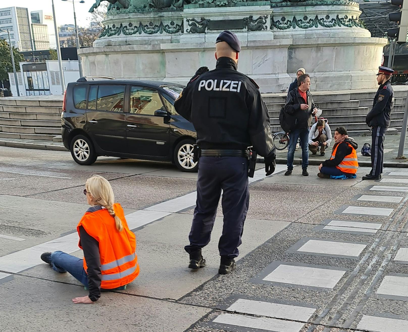 Klima-Rebellen setzen sich regelmäßig auf Wiens Straßen.