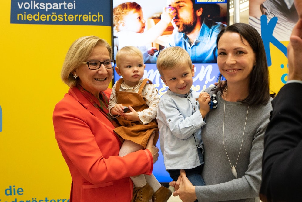 Landeshauptfrau Johanna Mikl-Leitner mit der kleinen Antonia sowie Silvia mit dem kleinen Florian (Anm.: Antonia und Florian sind keine Geschwister, Florian gehört zu Mama Silvia, Antonia zu Mama Anna - nicht im Bild)