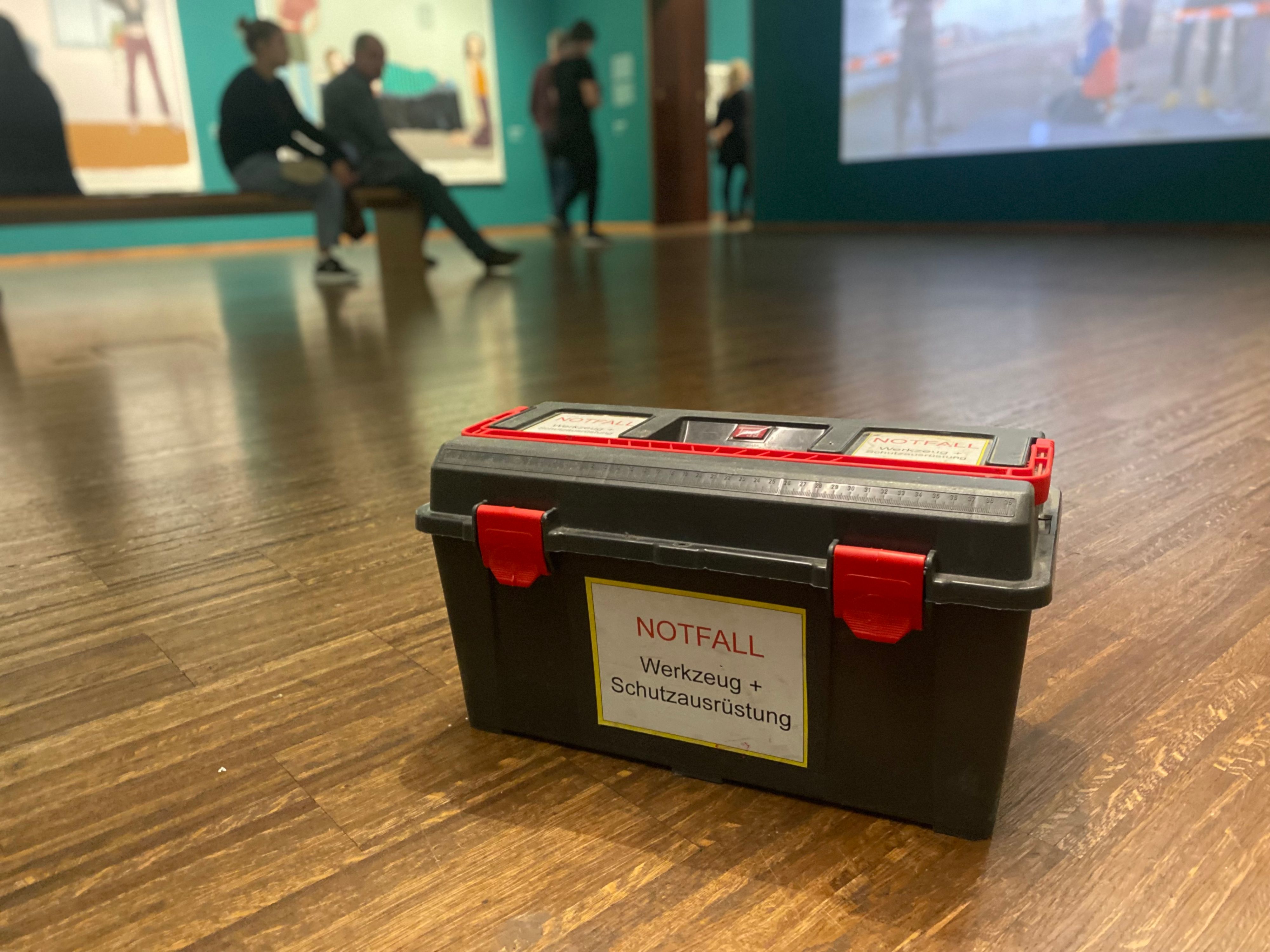 In jedem Raum der Albertina gibt es solche Notfallkoffer, um Bilder schnell und schonend von der Wand zur Restaurierung bringen zu können.