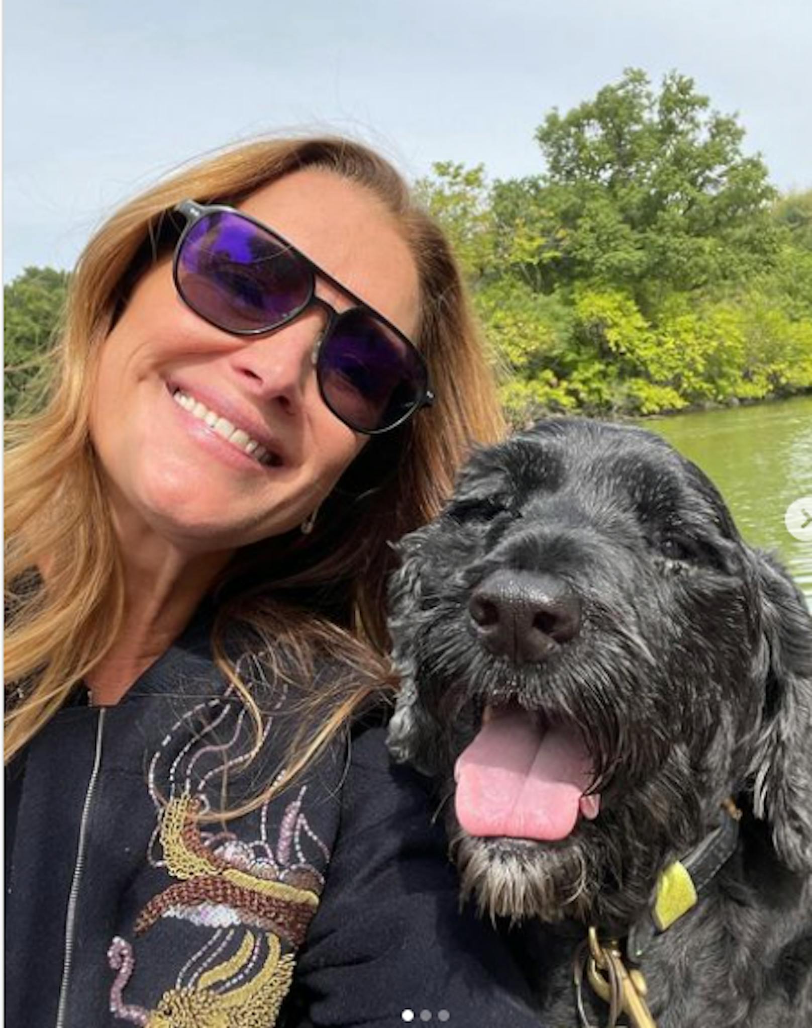 Brooke Shields genießt die freien Tage mit ihrem Hund.
